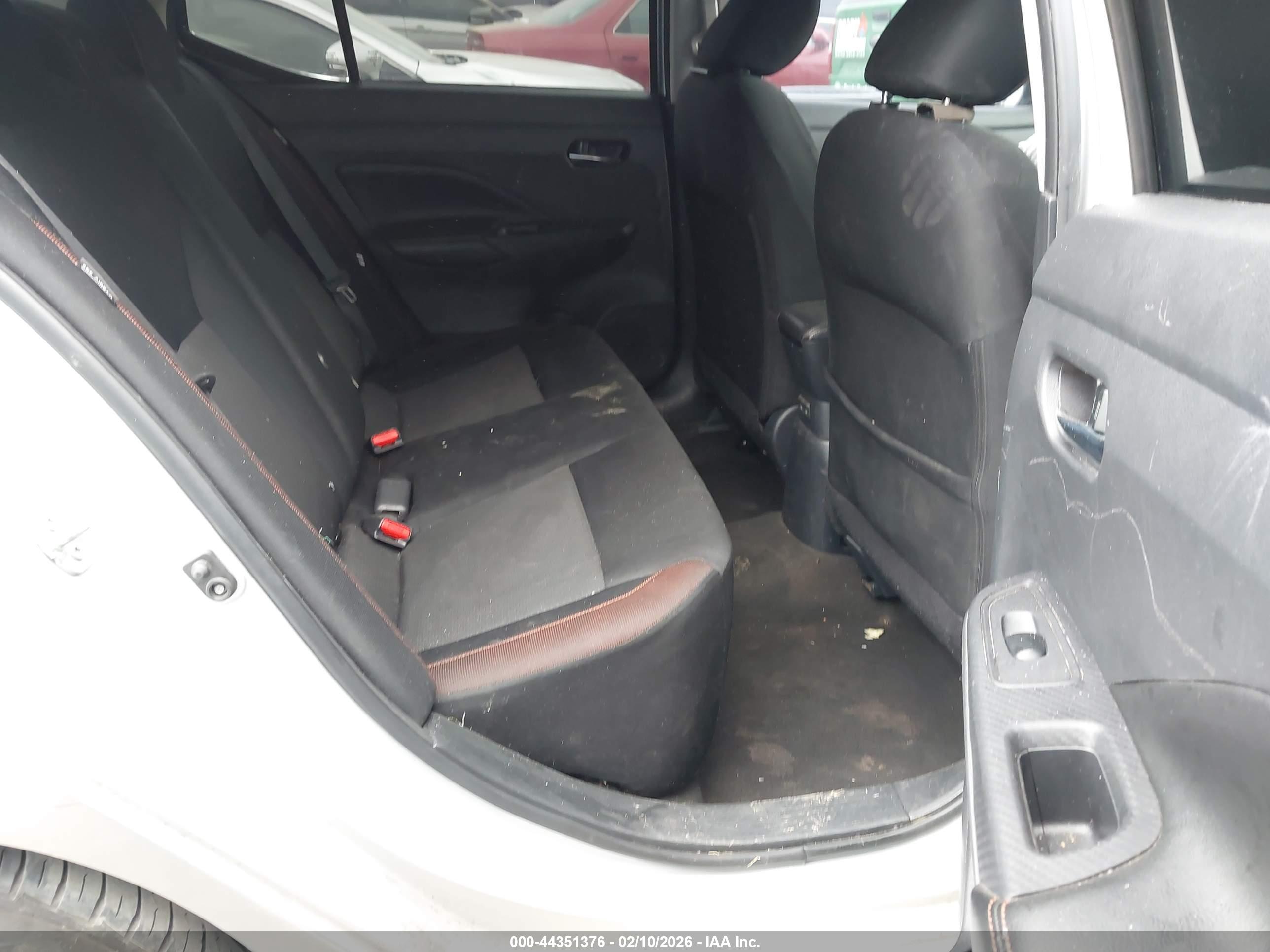 NISSAN VERSA image 8