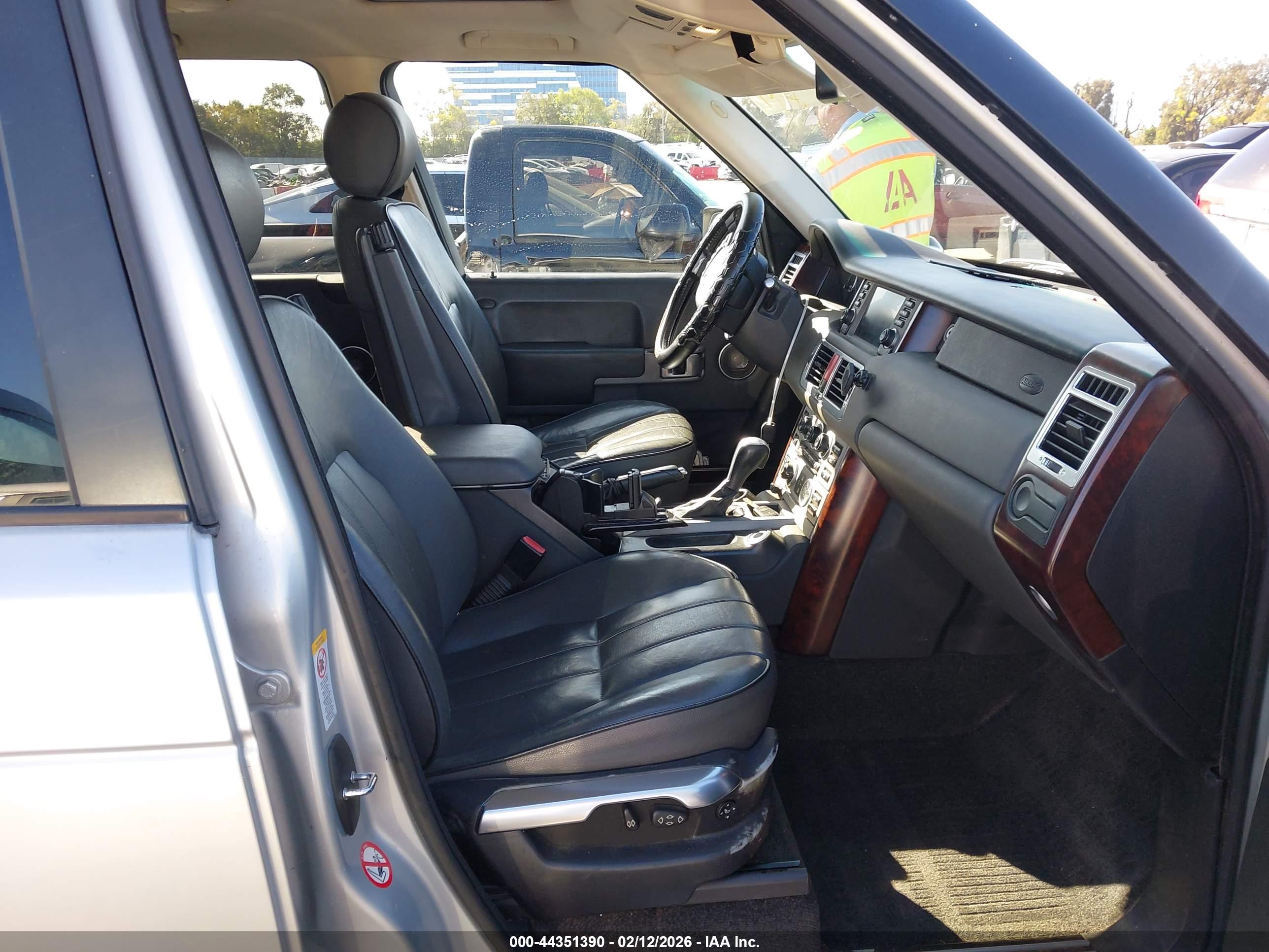 LAND ROVER image 5