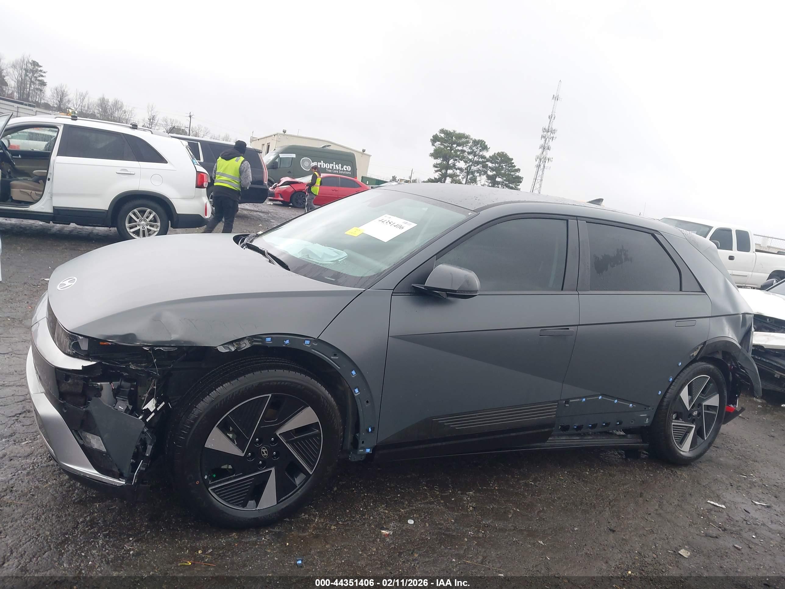HYUNDAI IONIQ image 6