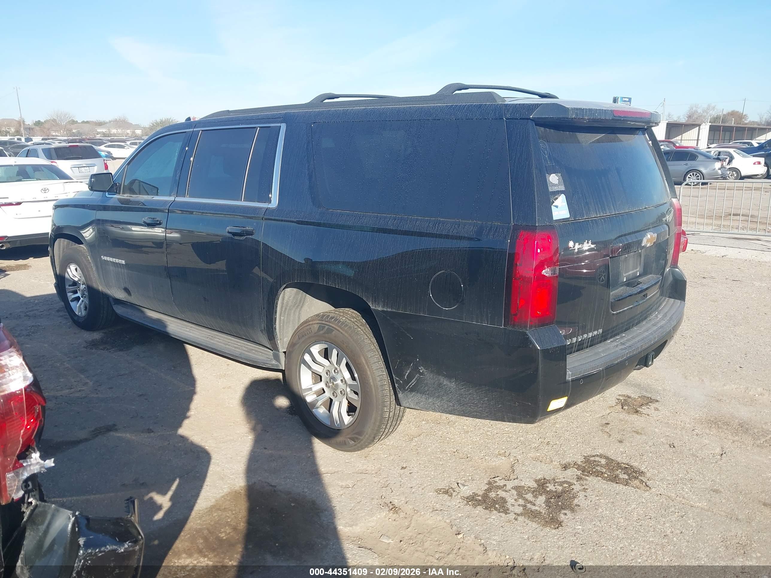 CHEVROLET SUBURBAN image 3