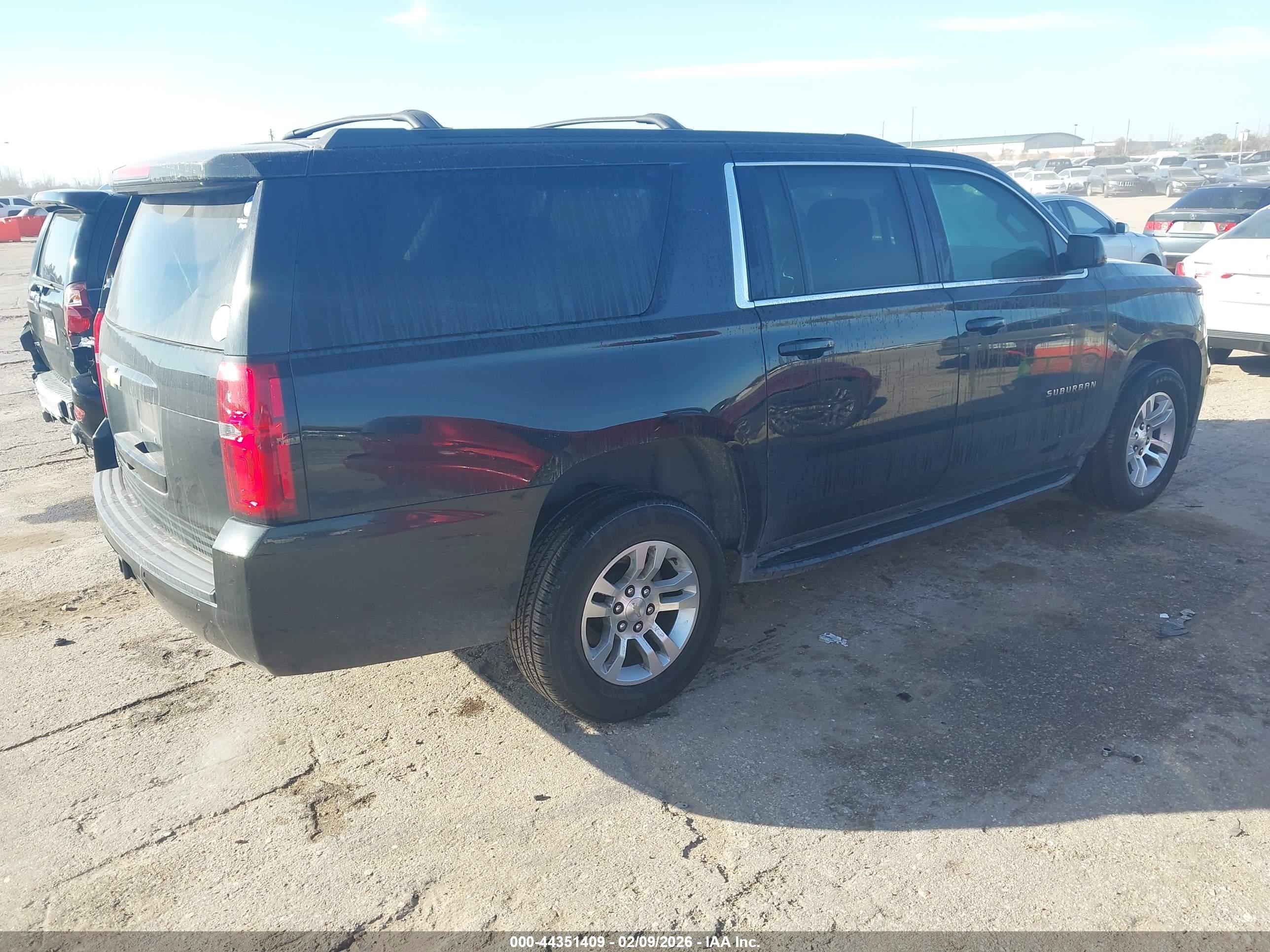 CHEVROLET SUBURBAN image 4