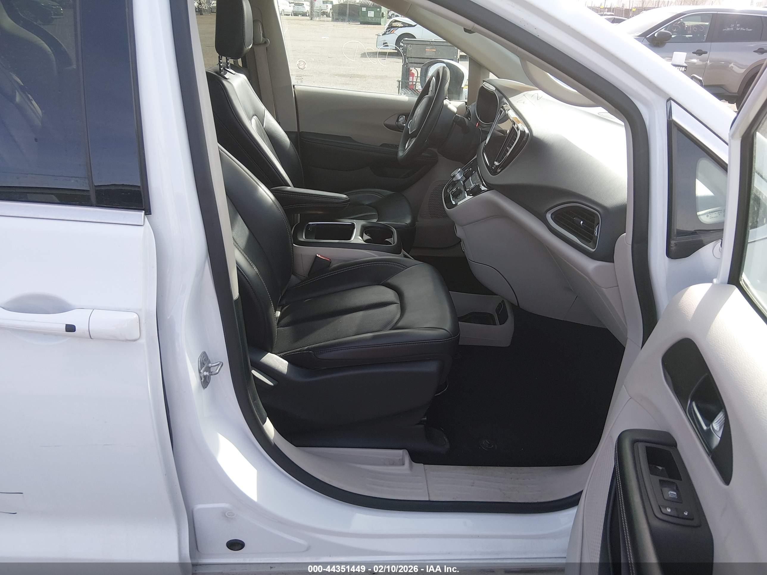 CHRYSLER PACIFICA image 5