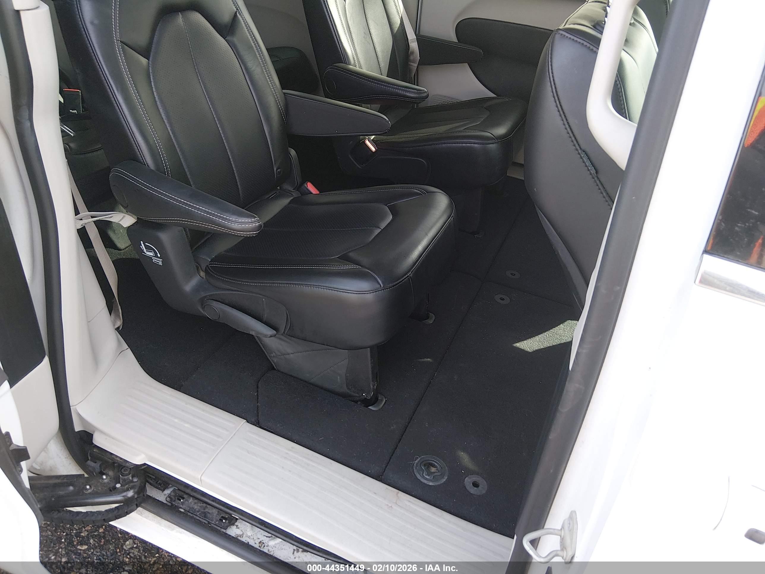 CHRYSLER PACIFICA image 8