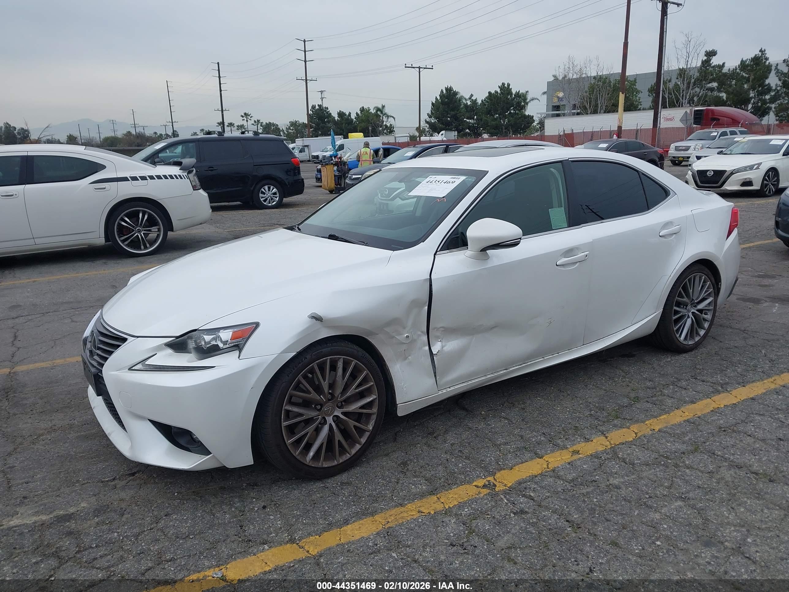 LEXUS IS image 2