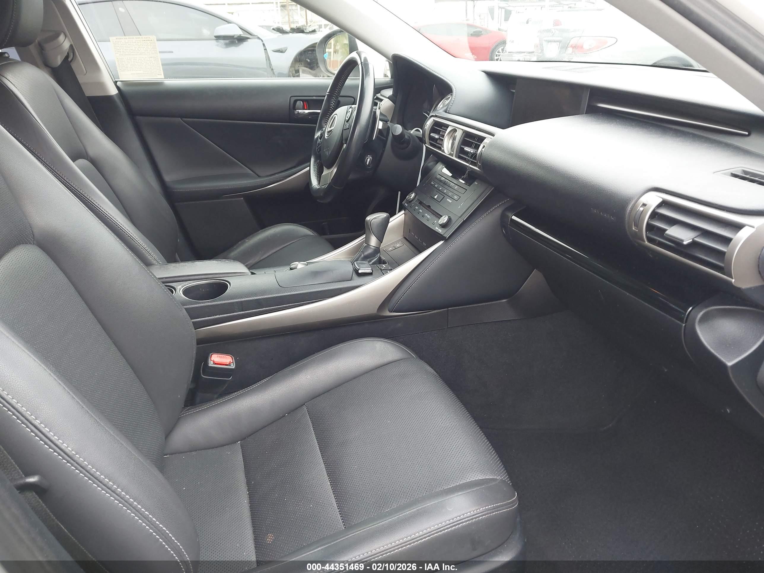 LEXUS IS image 5