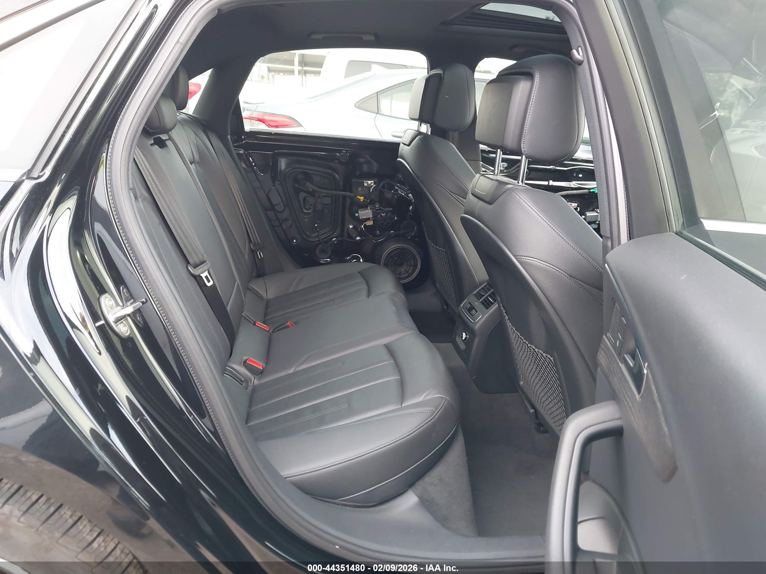 AUDI A4 image 8