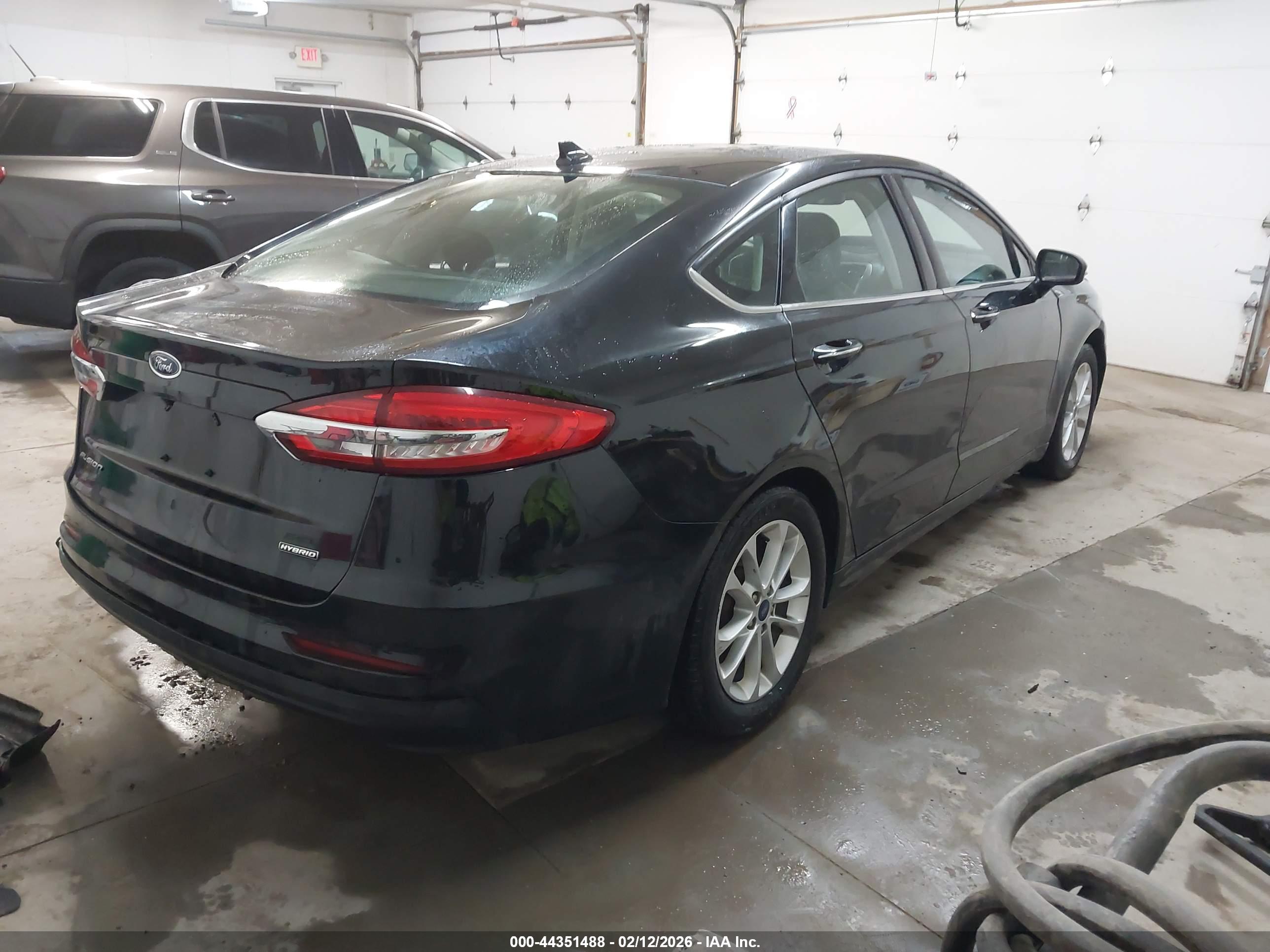 FORD FUSION image 4