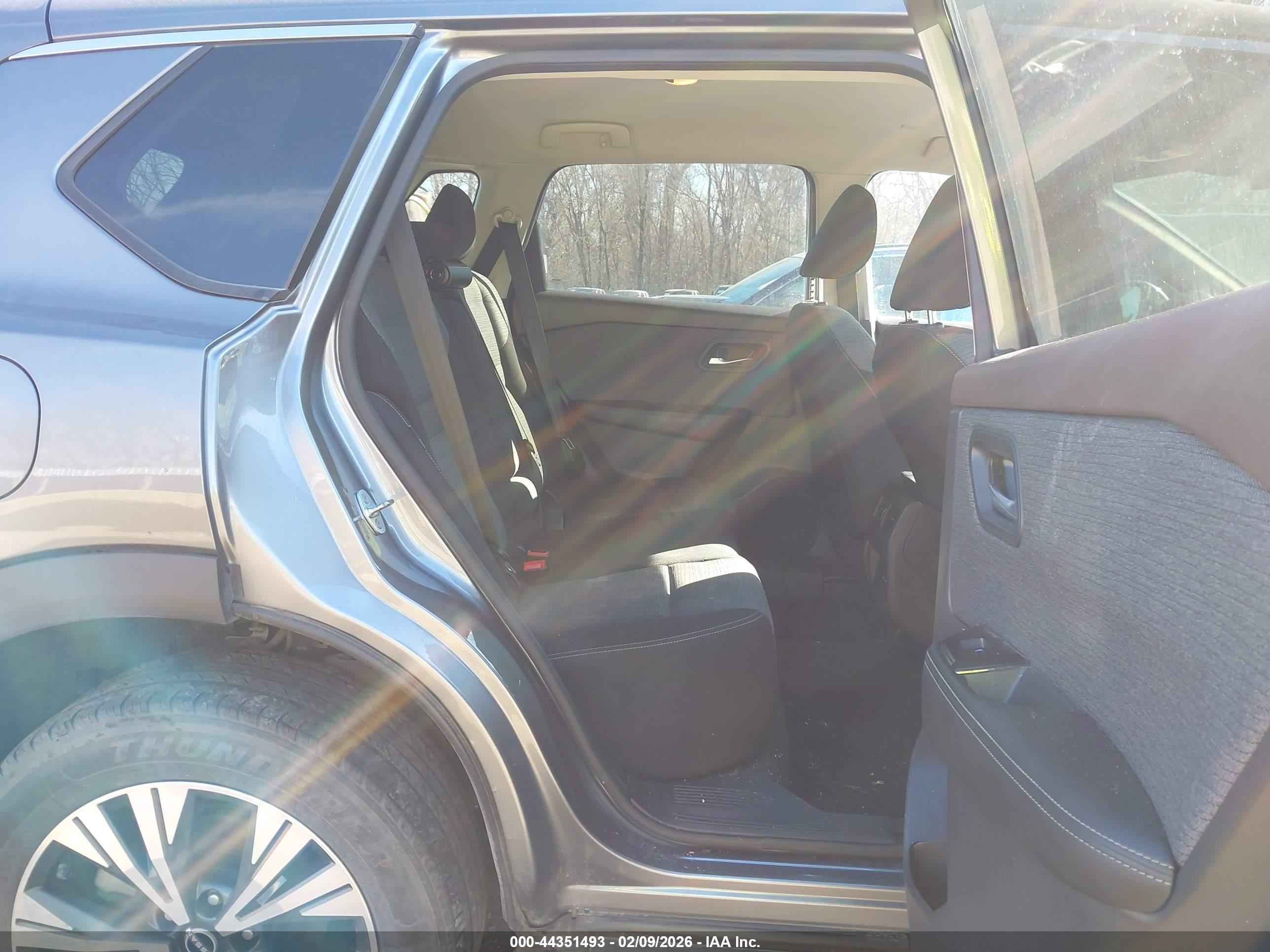 NISSAN ROGUE image 8