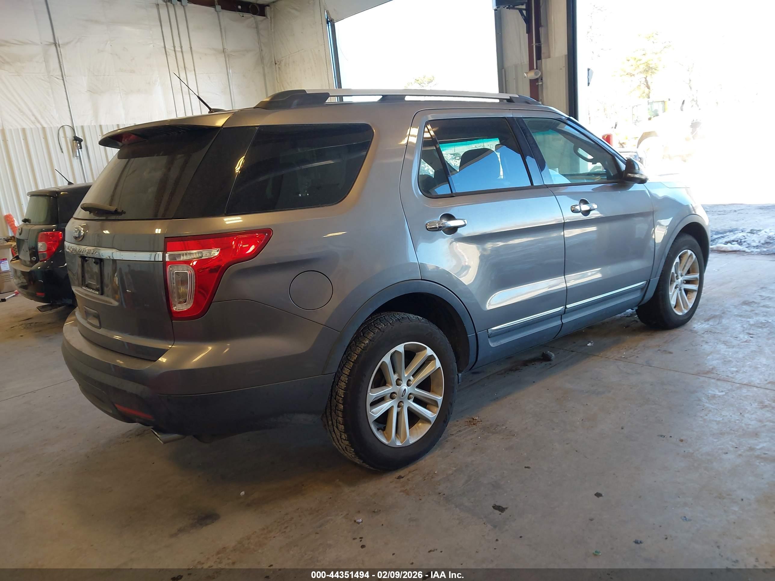 FORD EXPLORER image 4