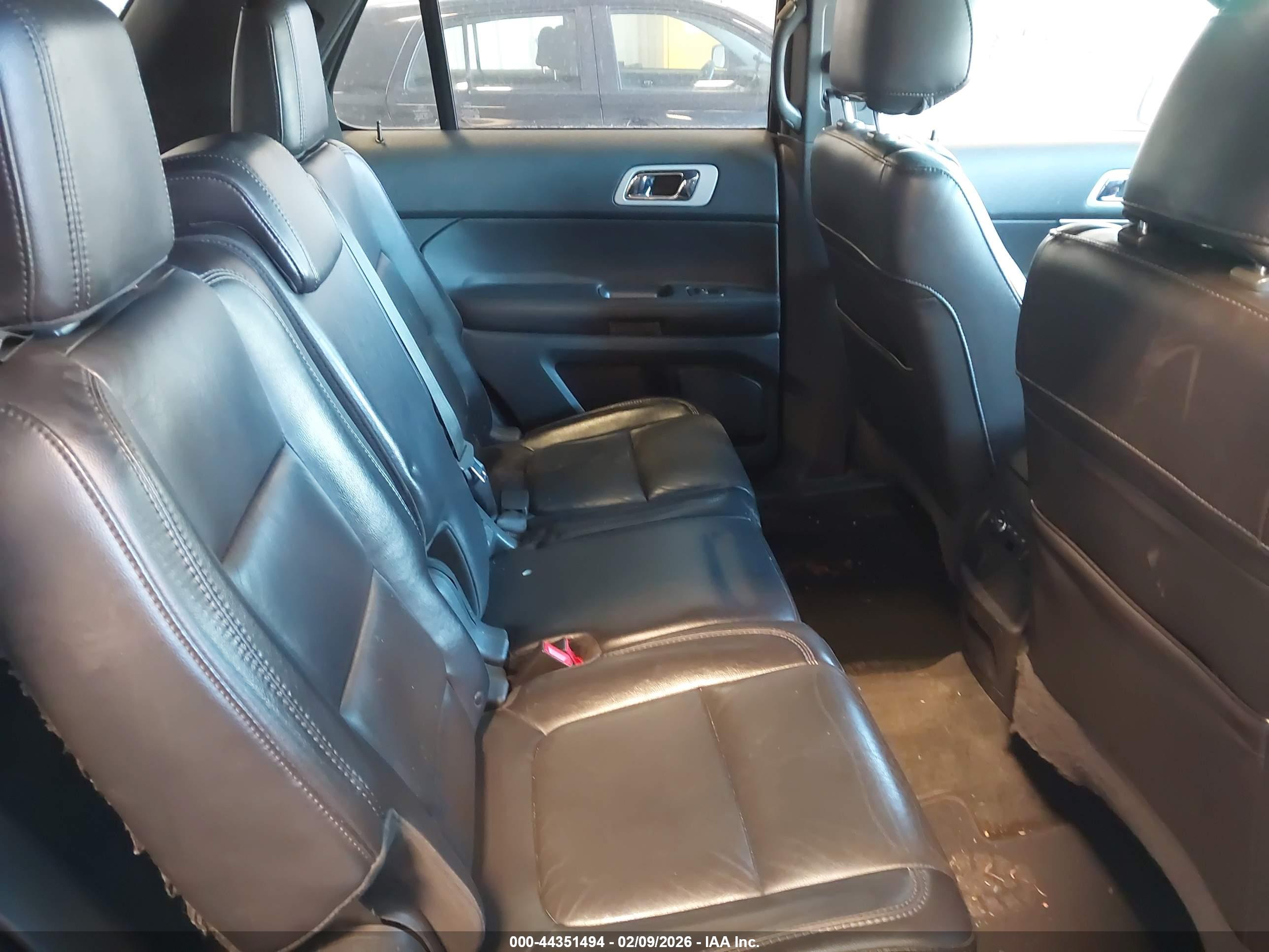 FORD EXPLORER image 8