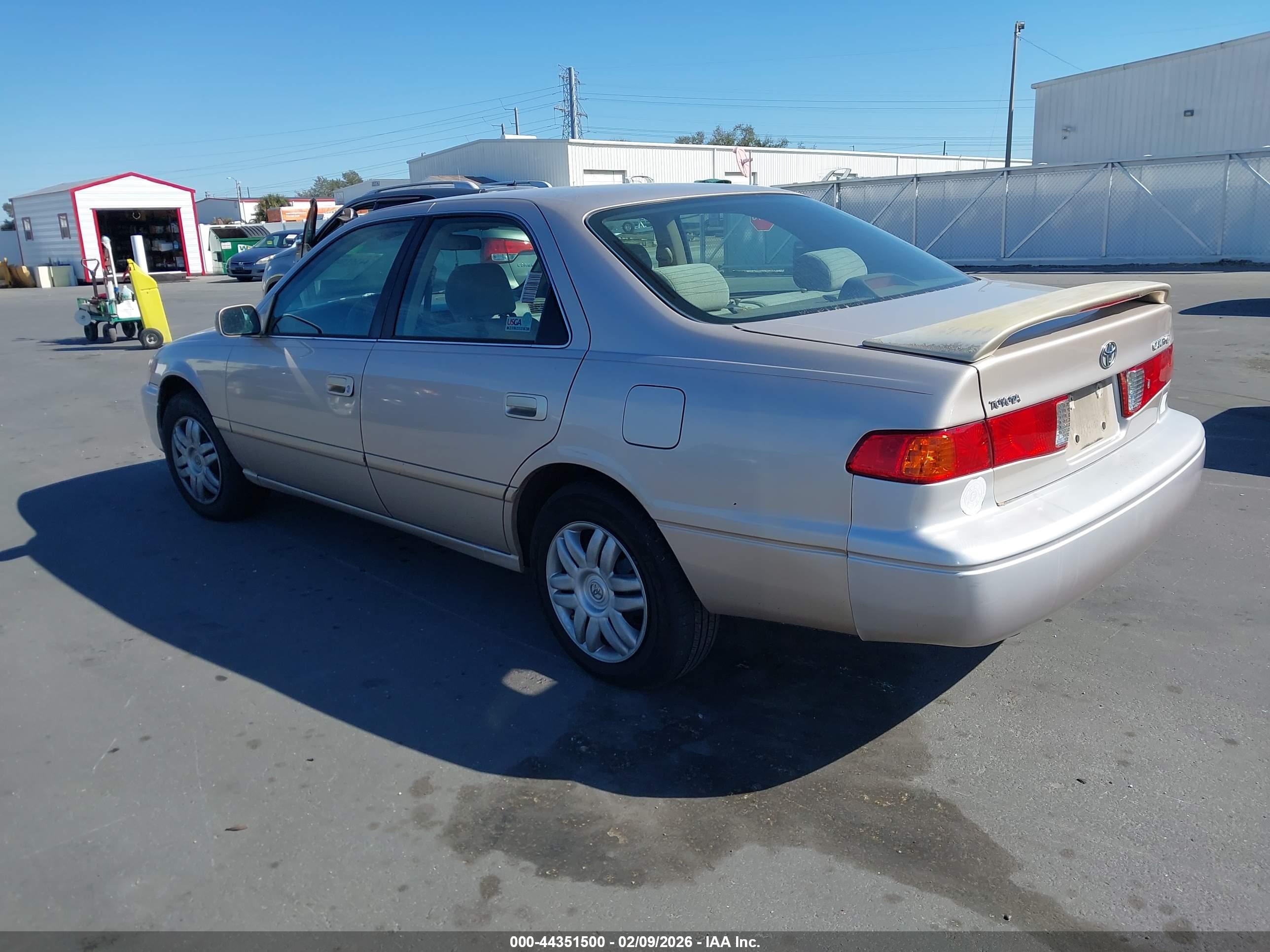 TOYOTA CAMRY image 3