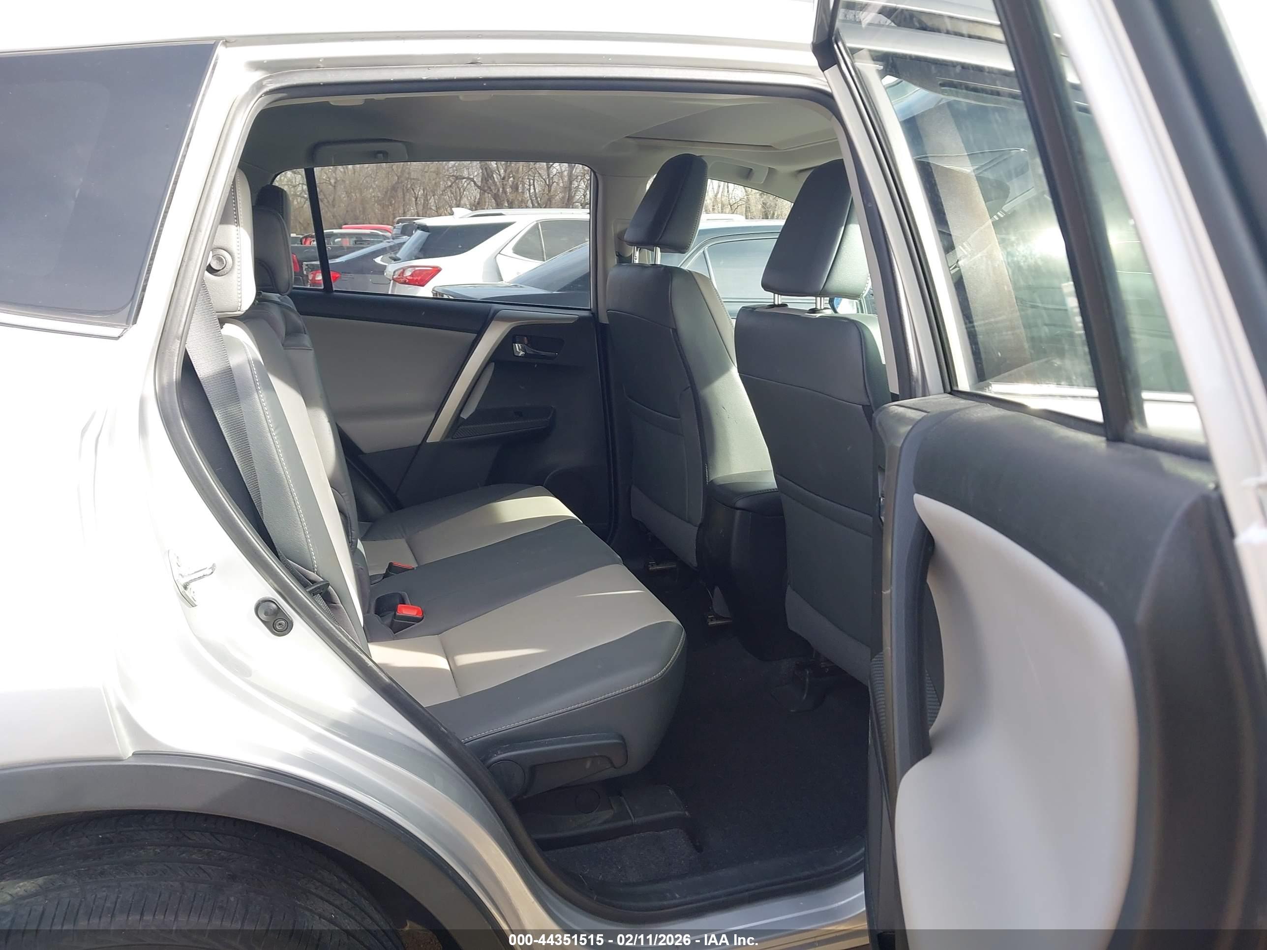 TOYOTA RAV4 image 8