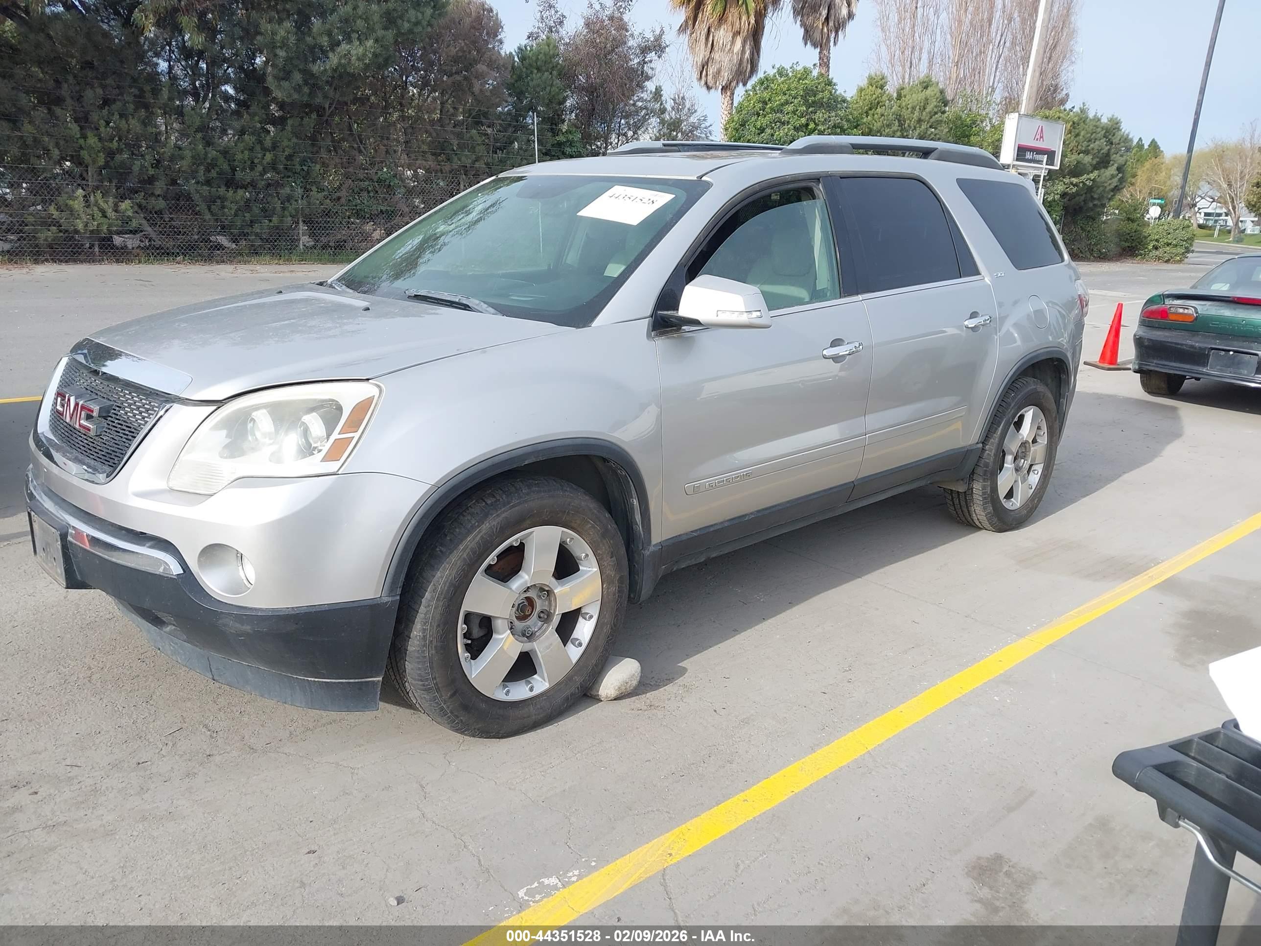 GMC ACADIA image 2