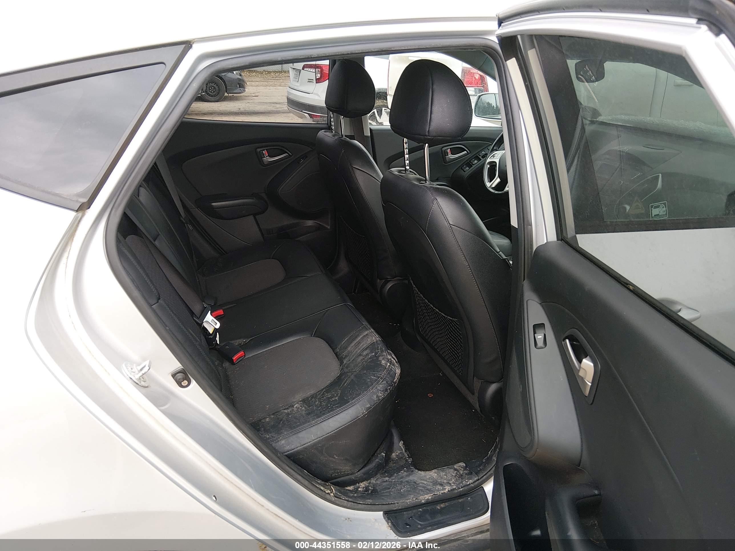 HYUNDAI TUCSON image 8