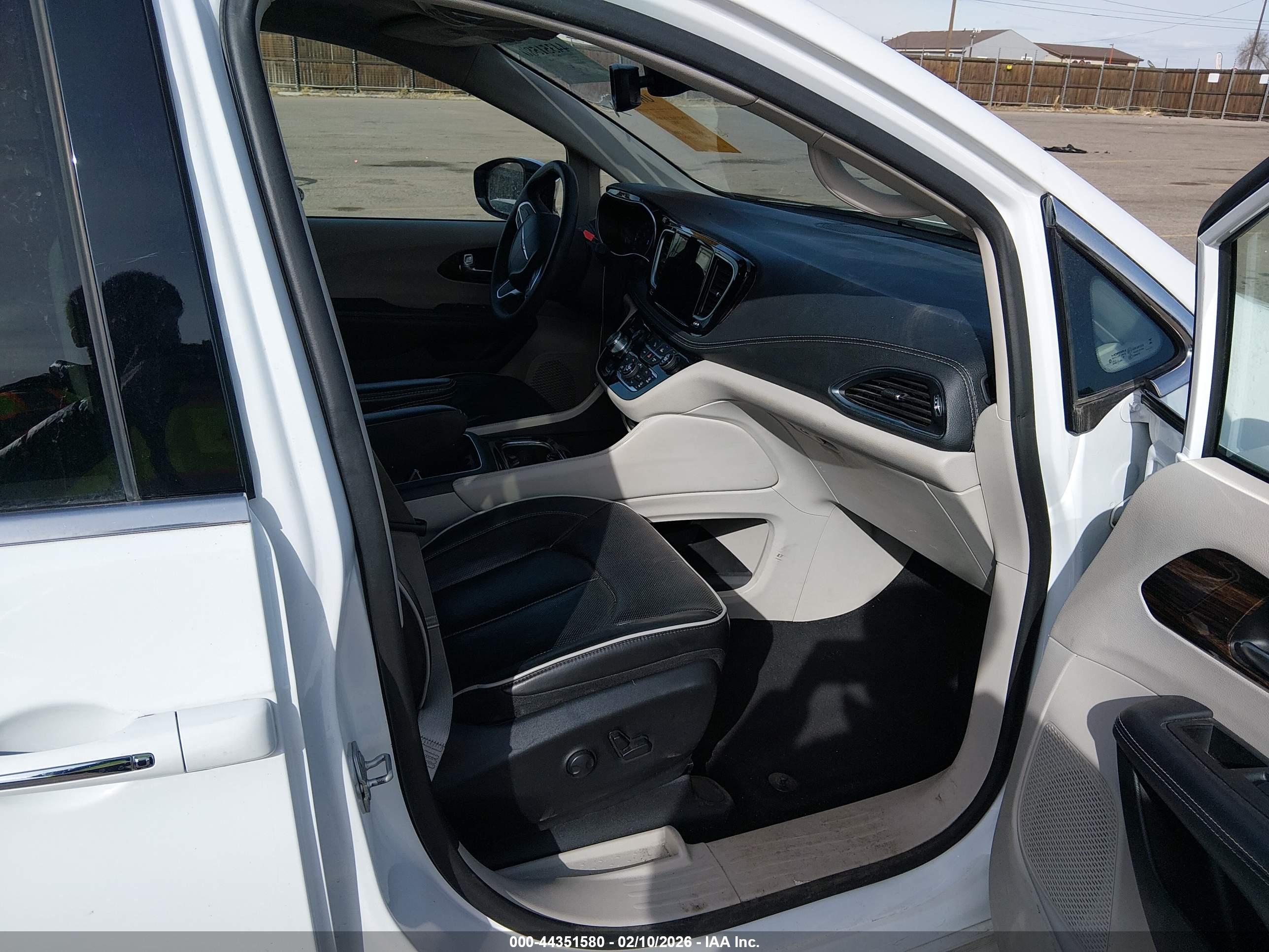 CHRYSLER PACIFICA image 5