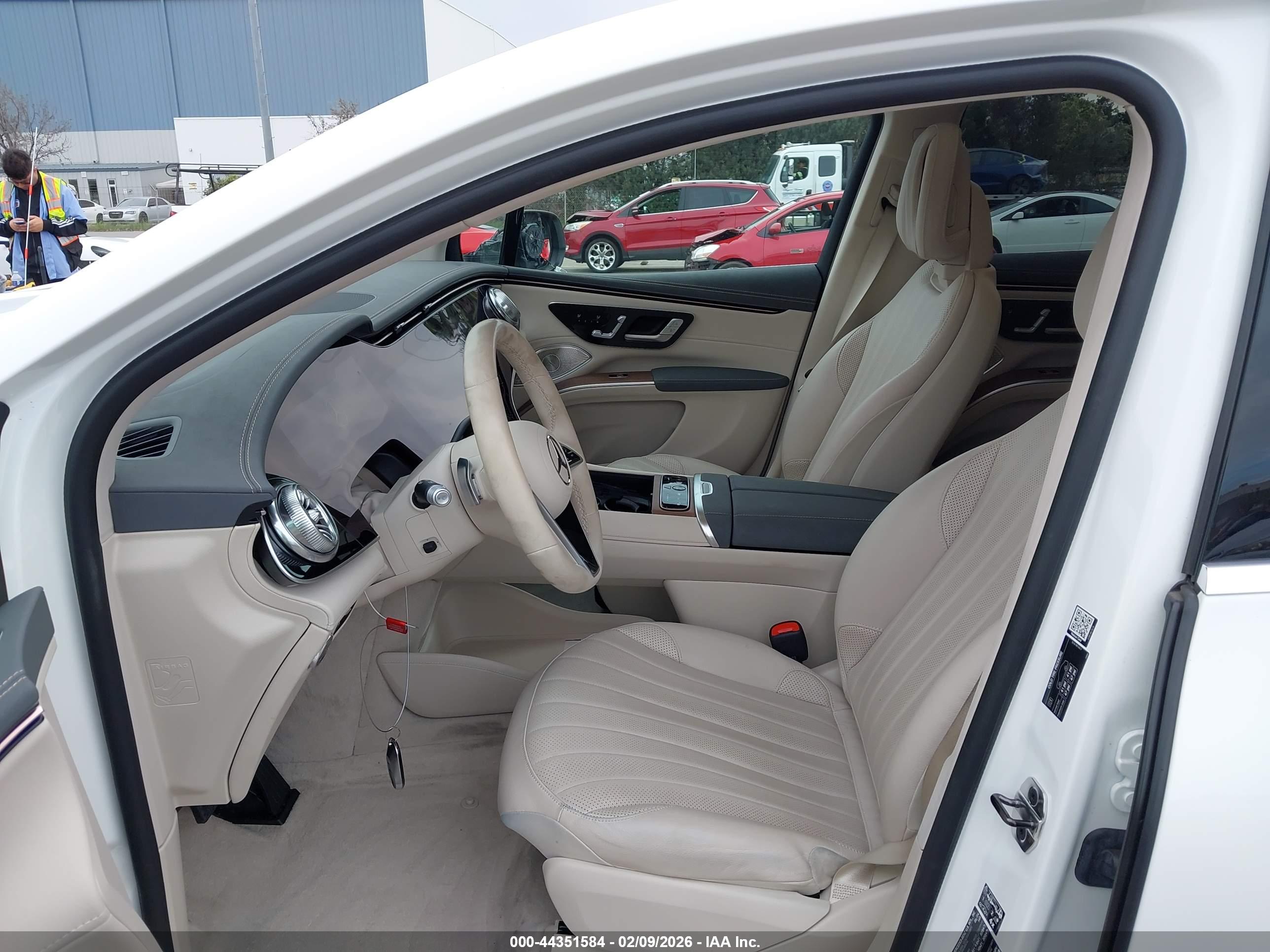 MERCEDES-BENZ EQS image 5