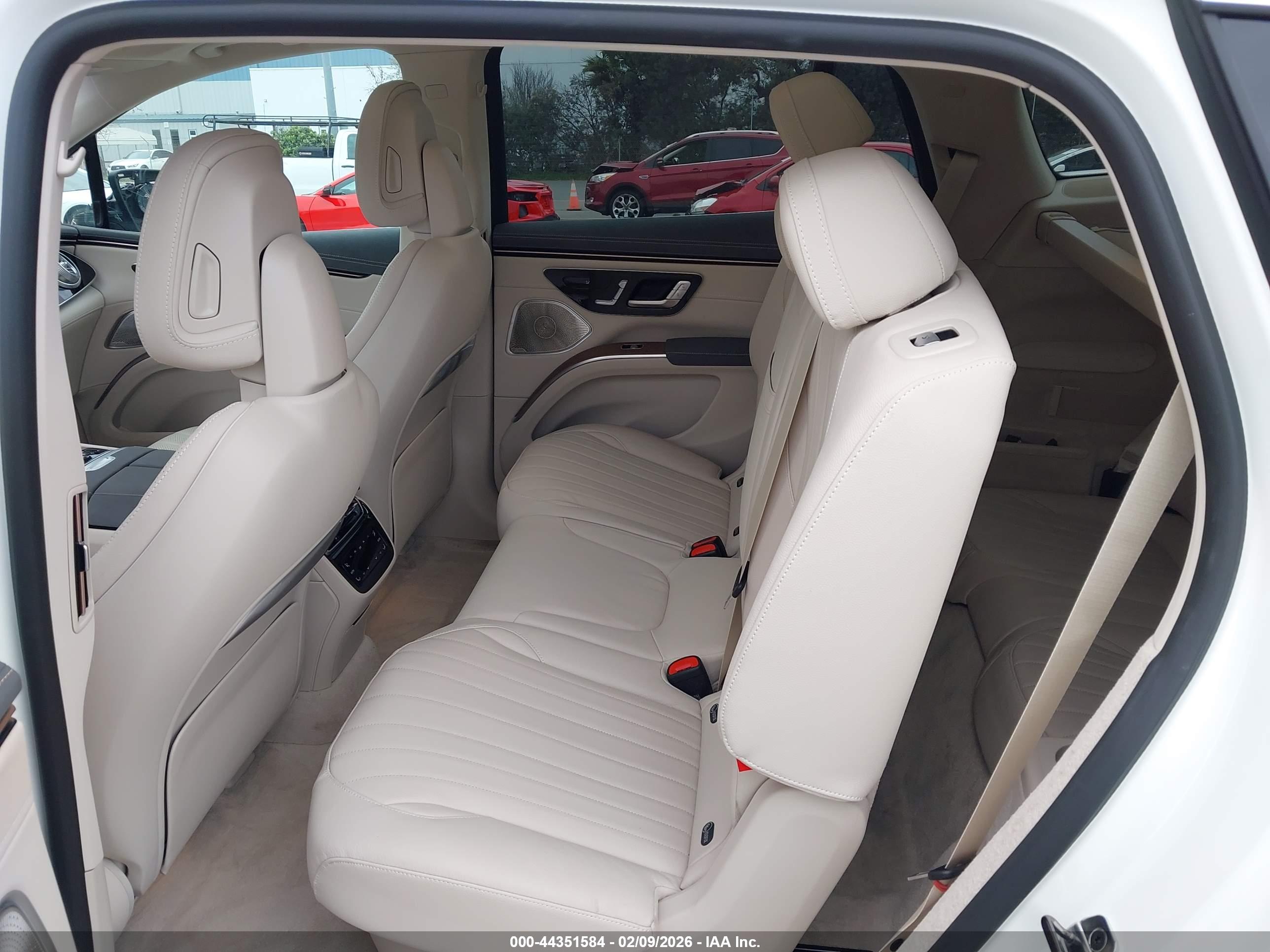 MERCEDES-BENZ EQS image 8