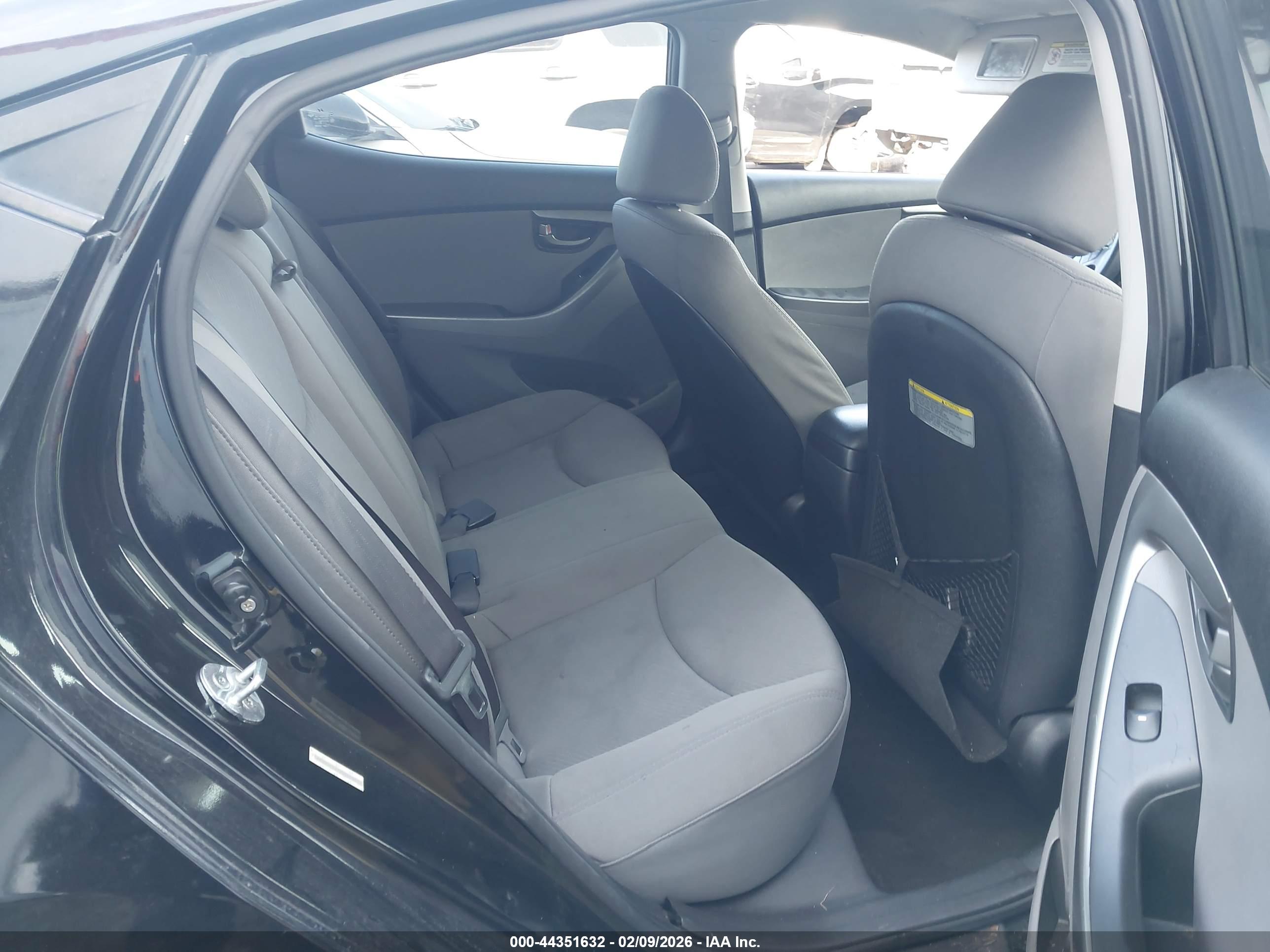 HYUNDAI ELANTRA image 8