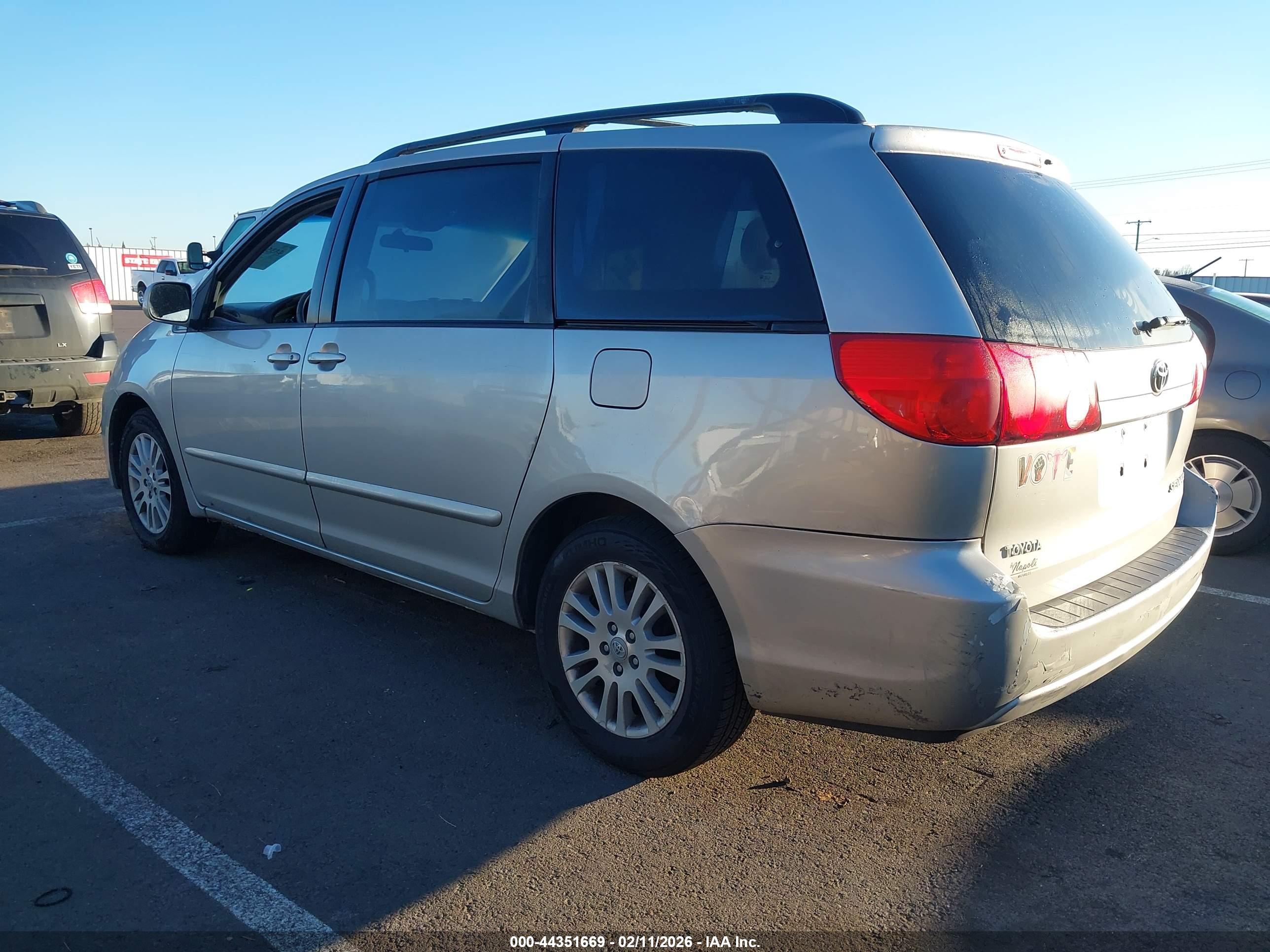 TOYOTA SIENNA image 3