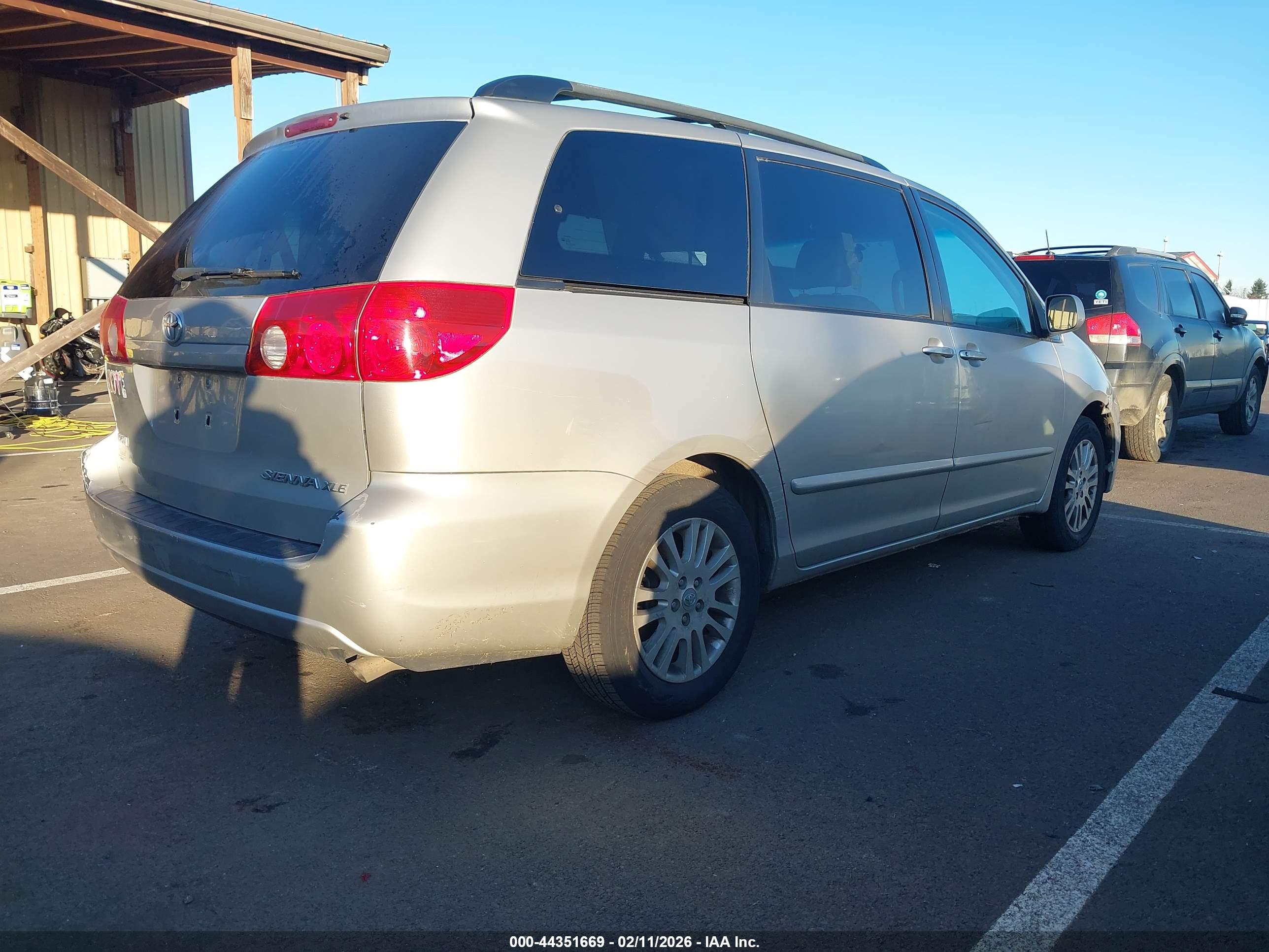 TOYOTA SIENNA image 4