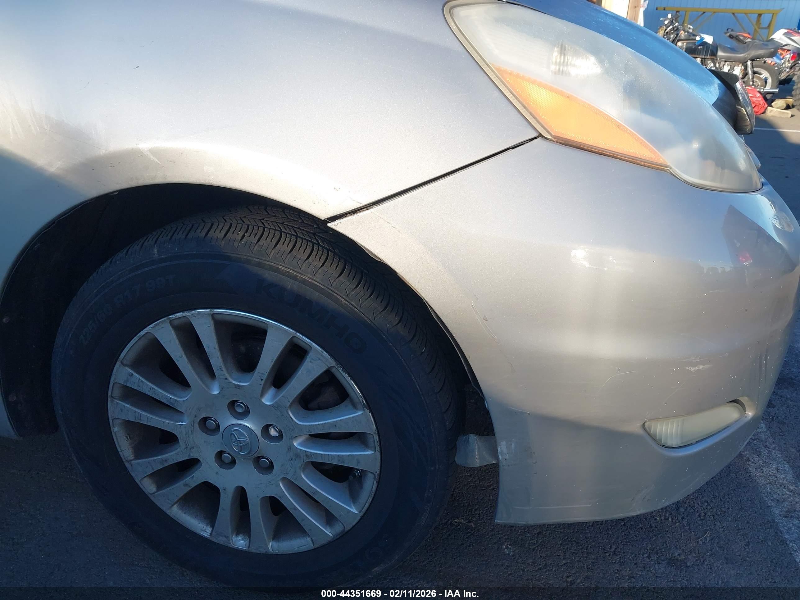 TOYOTA SIENNA image 6
