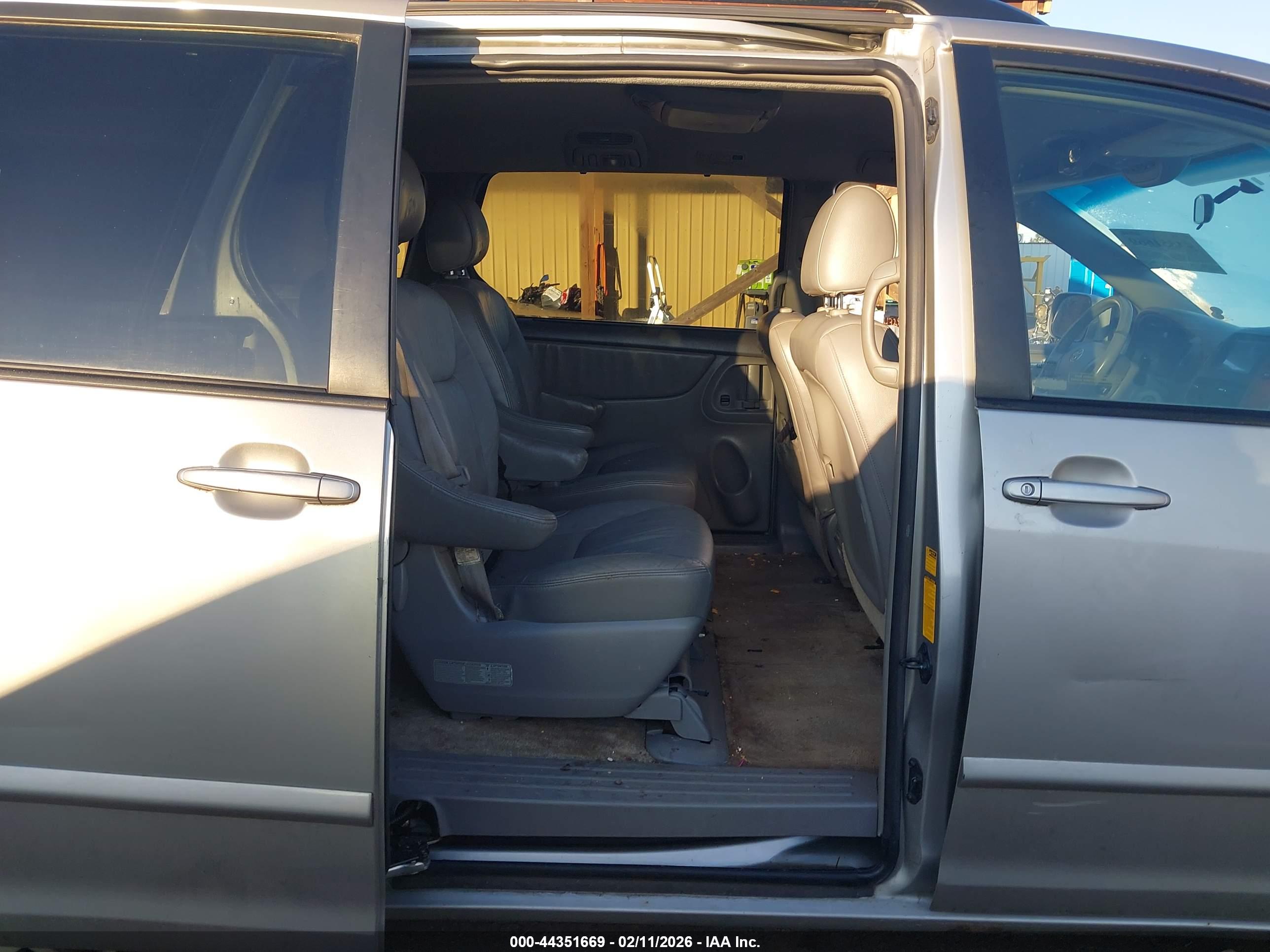 TOYOTA SIENNA image 8