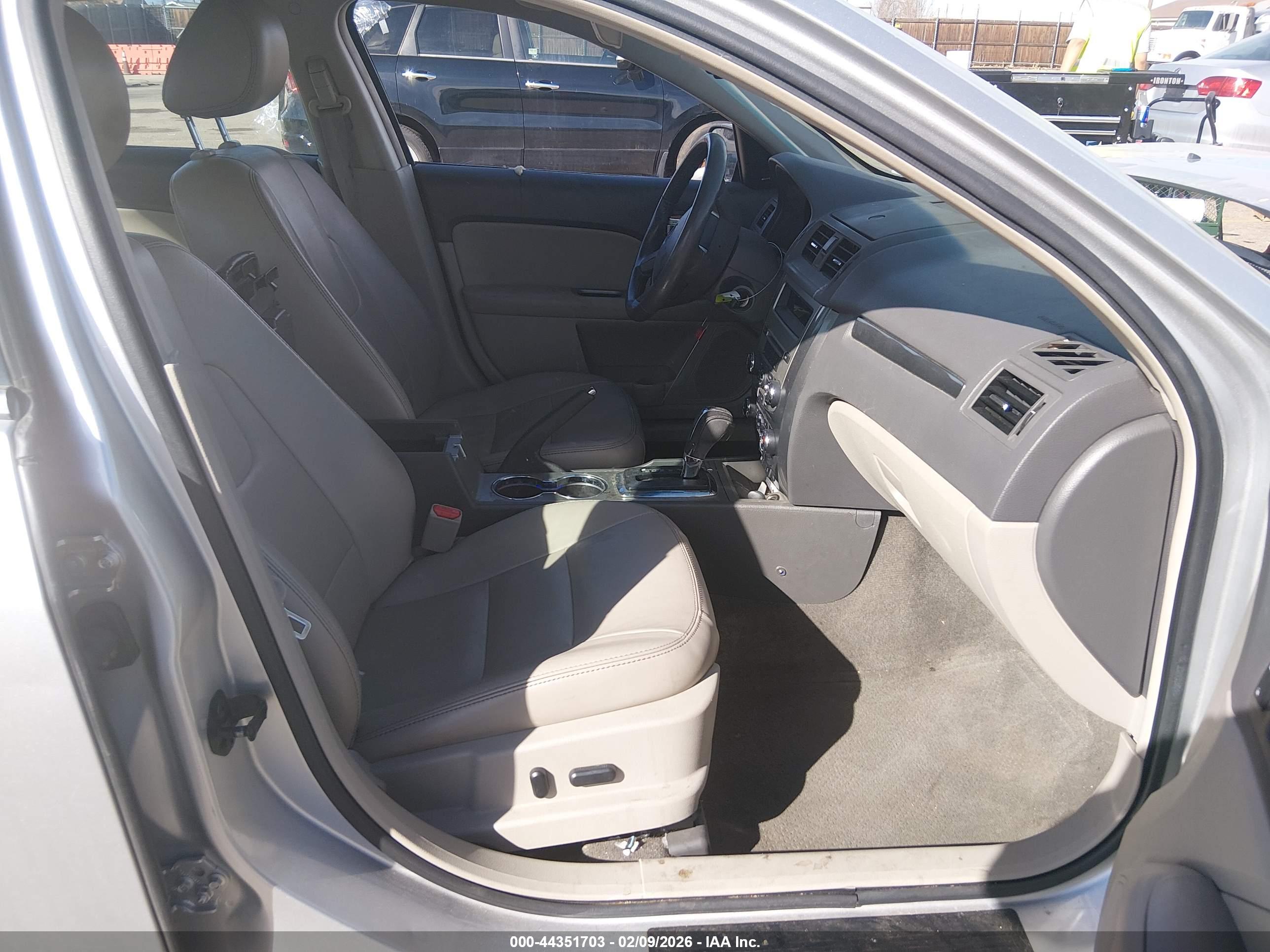 FORD FUSION image 5