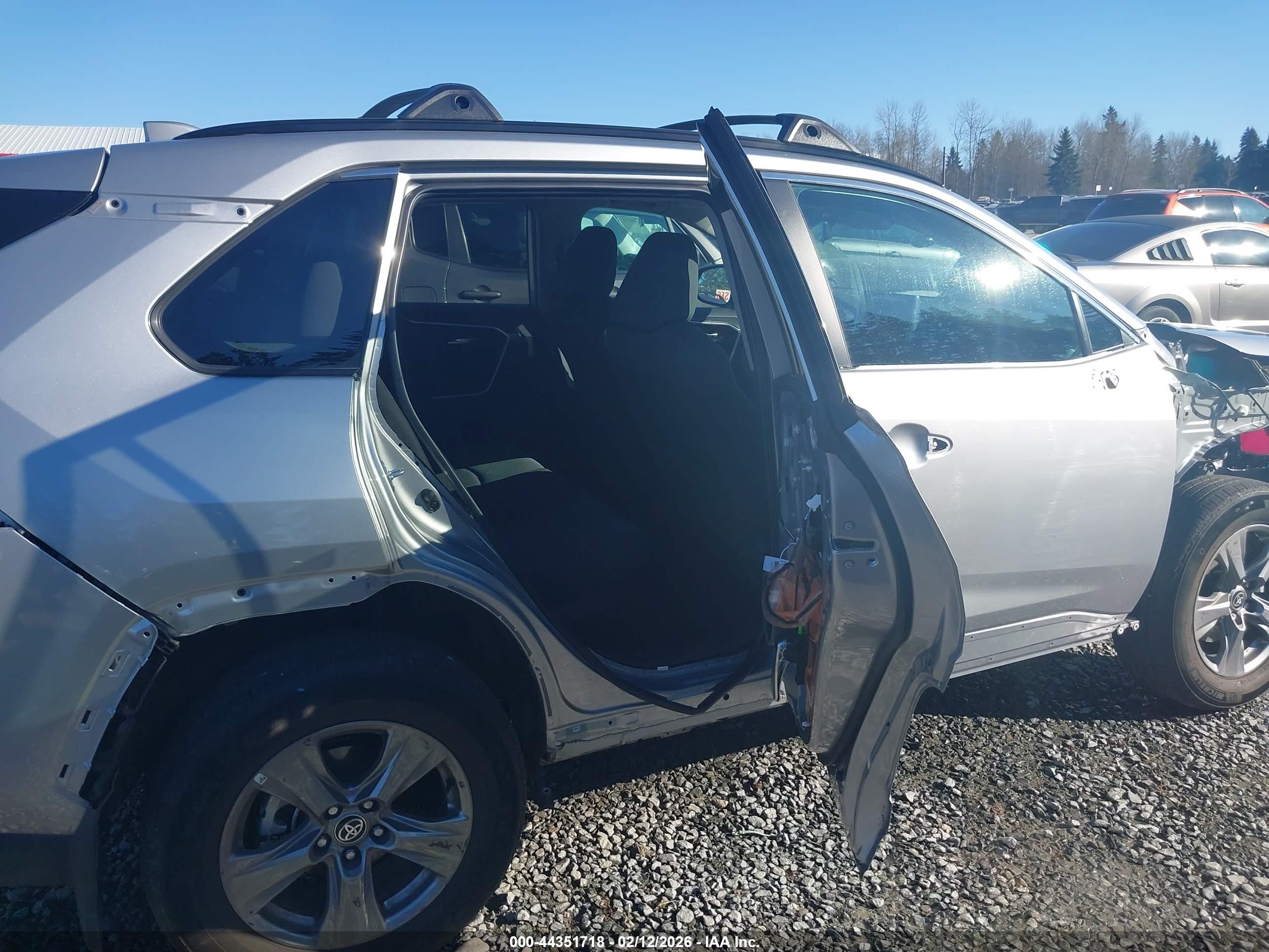 TOYOTA RAV4 image 8
