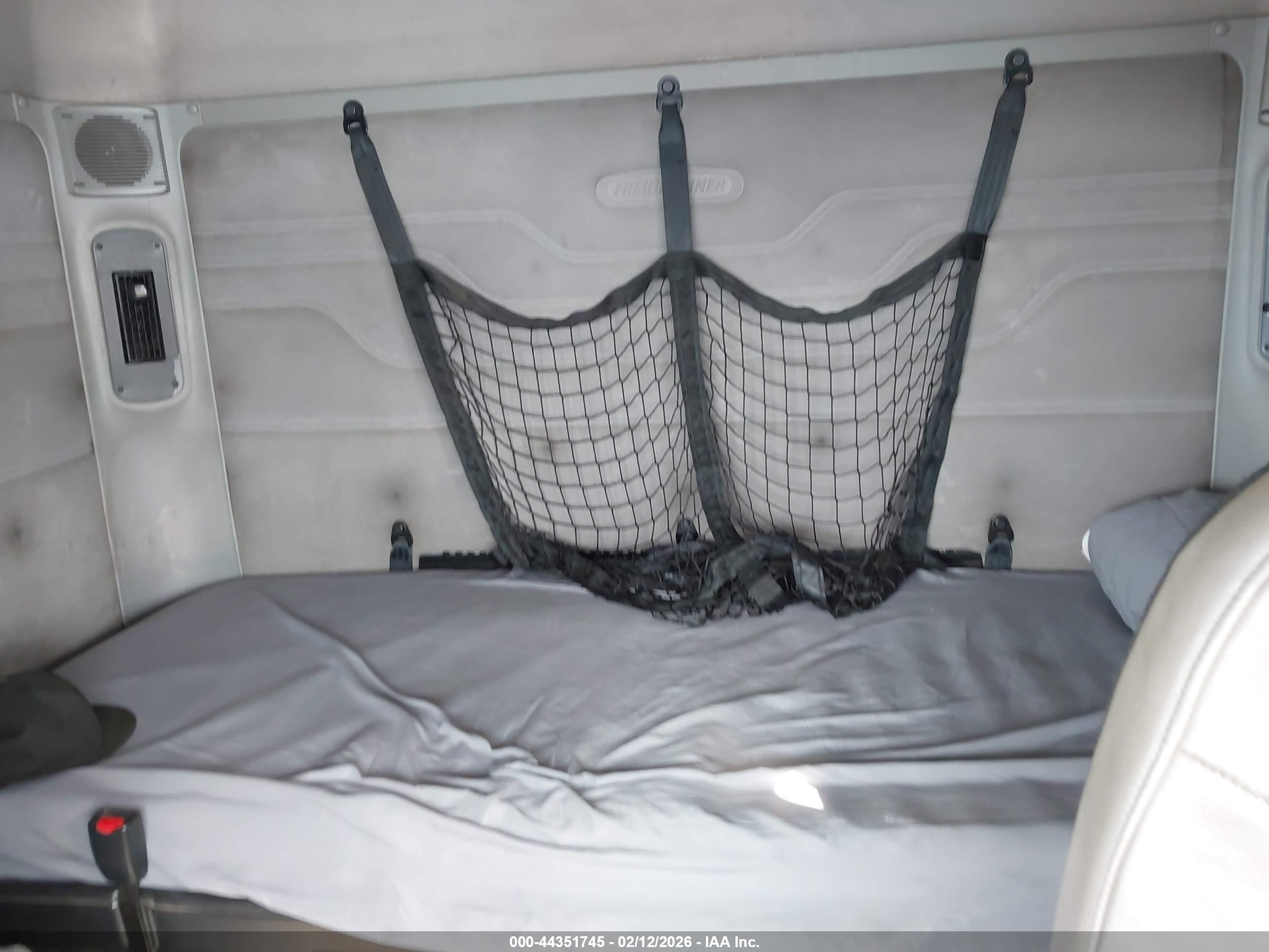 FREIGHTLINER CONVENTIONAL image 7