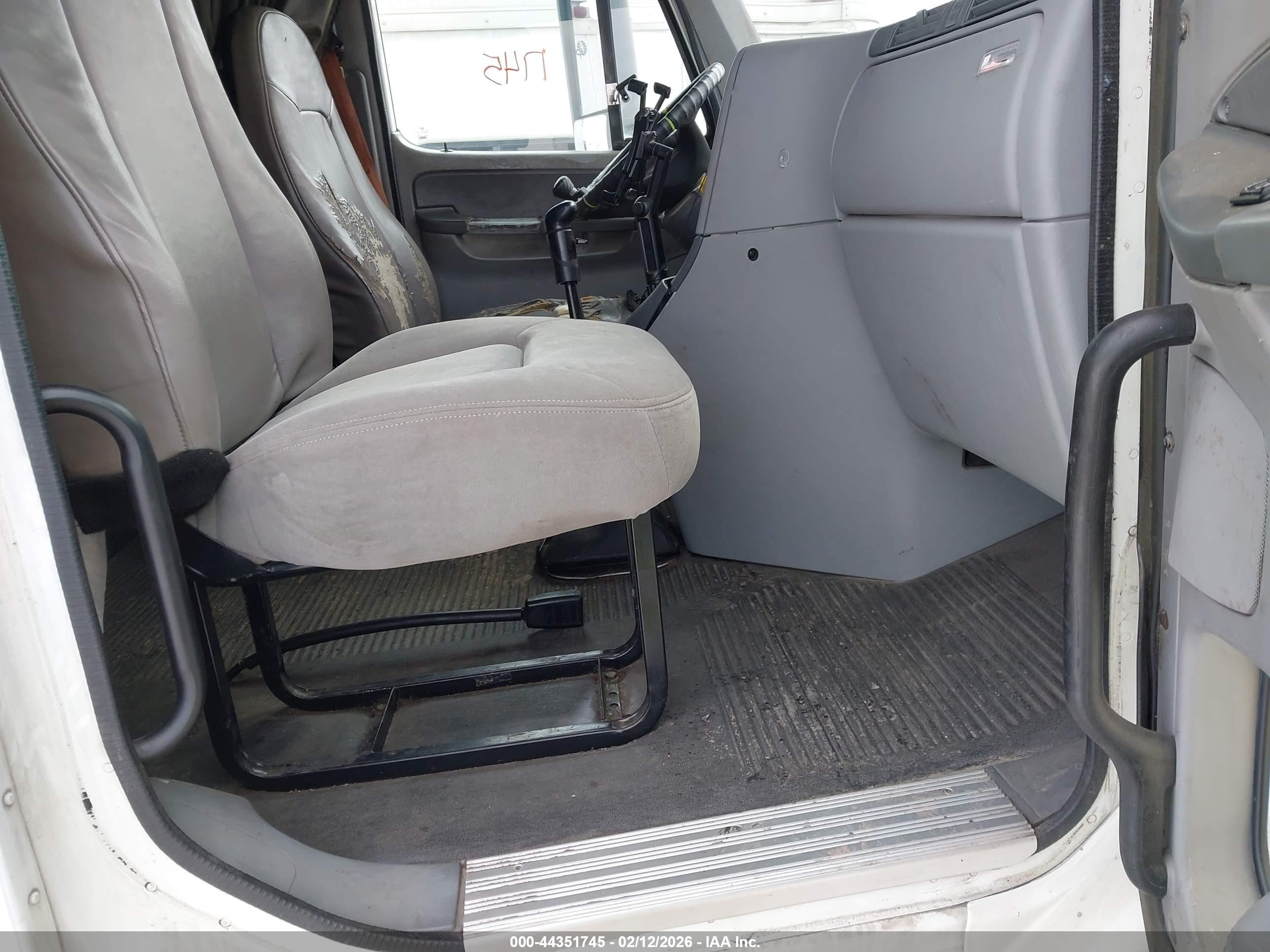 FREIGHTLINER CONVENTIONAL image 8