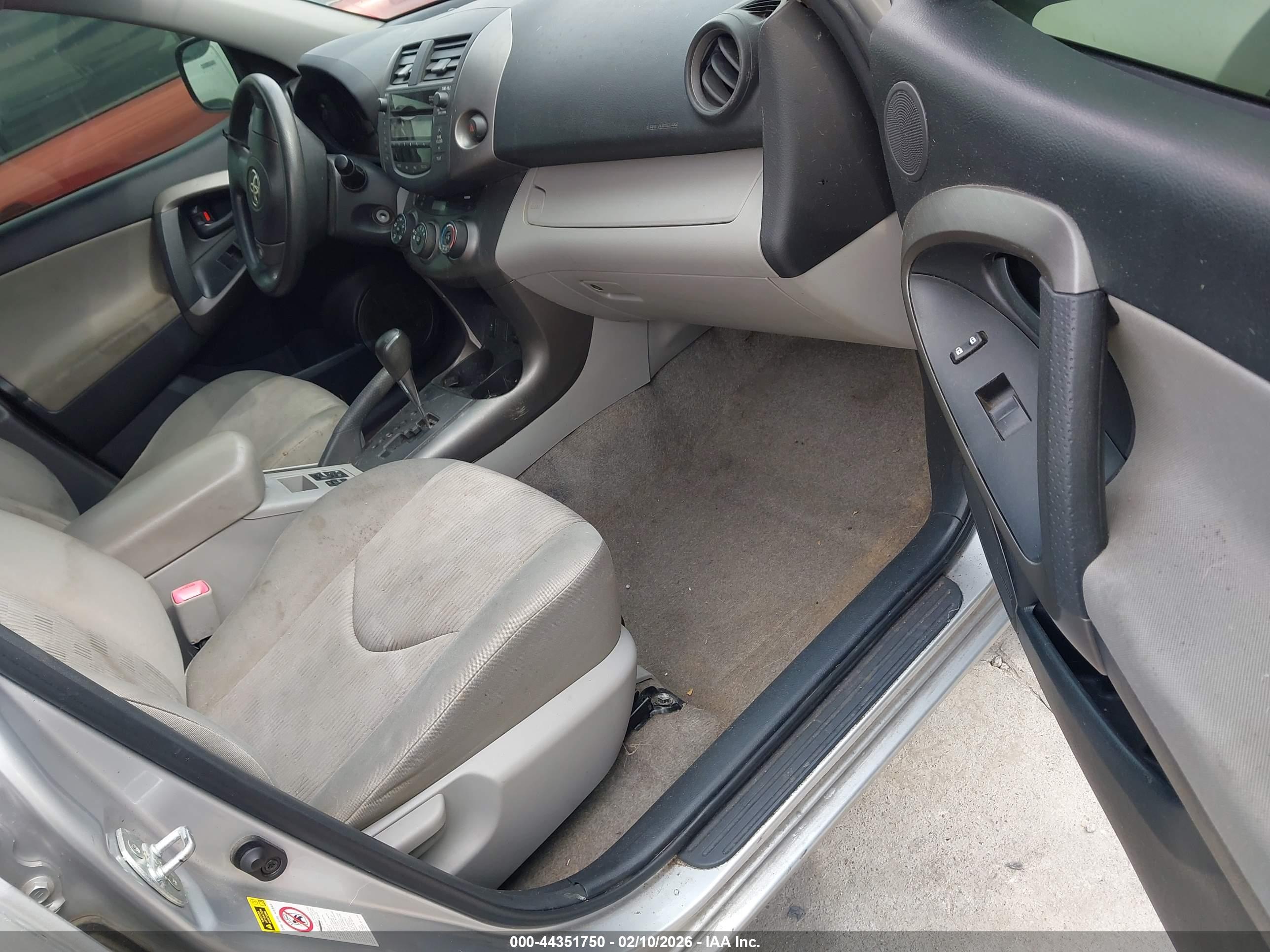 TOYOTA RAV4 image 5