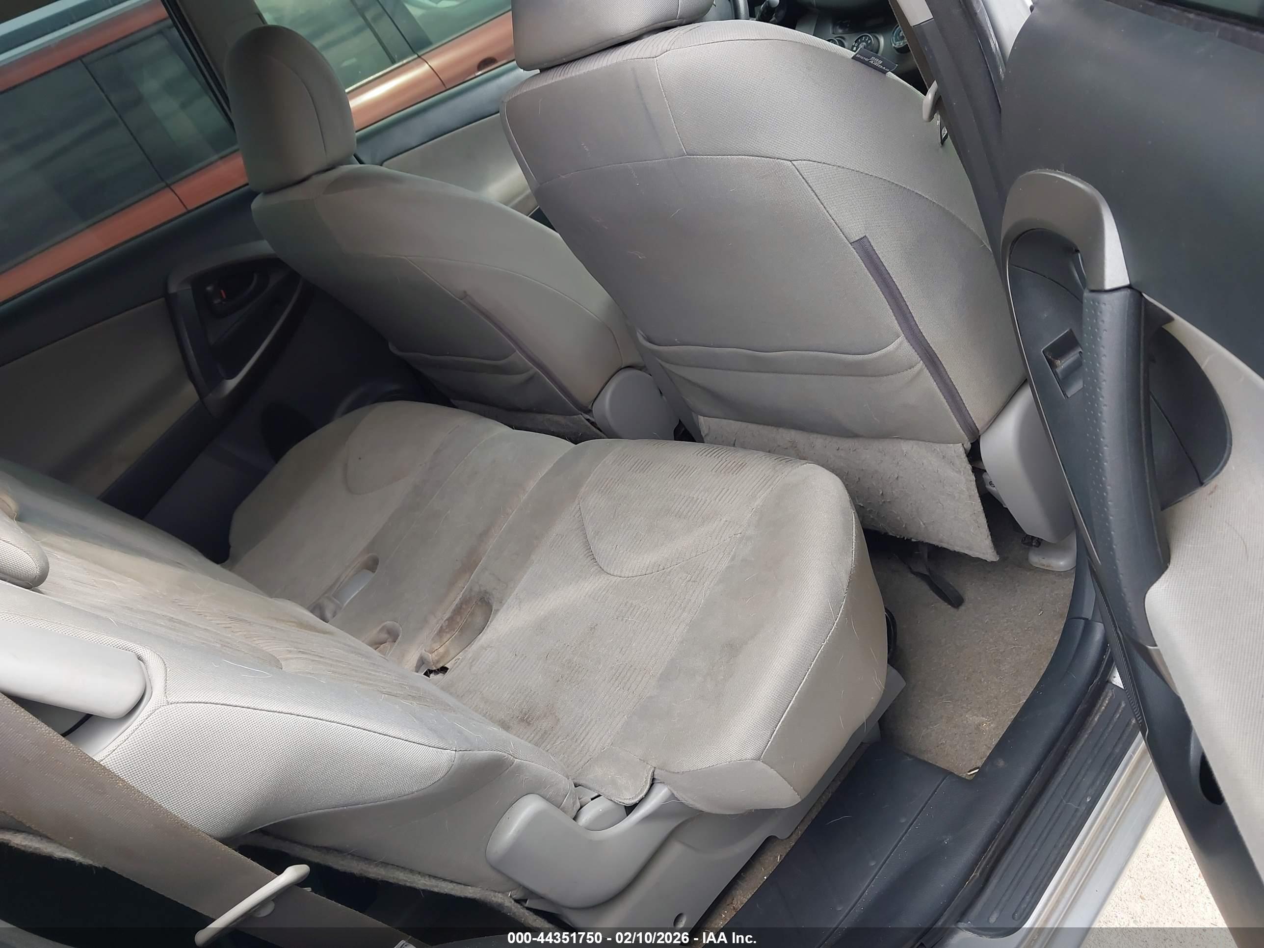TOYOTA RAV4 image 8