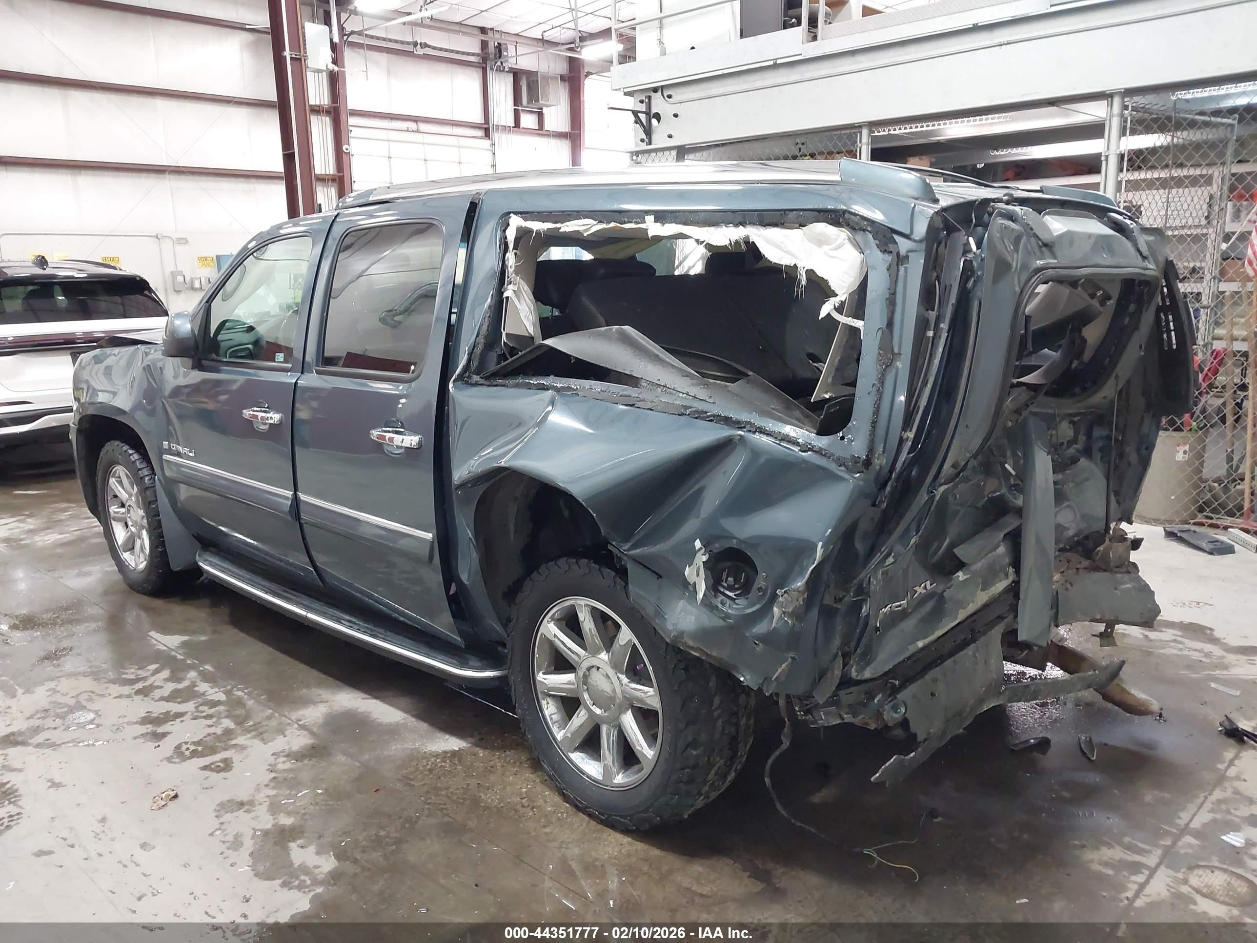 GMC YUKON image 3