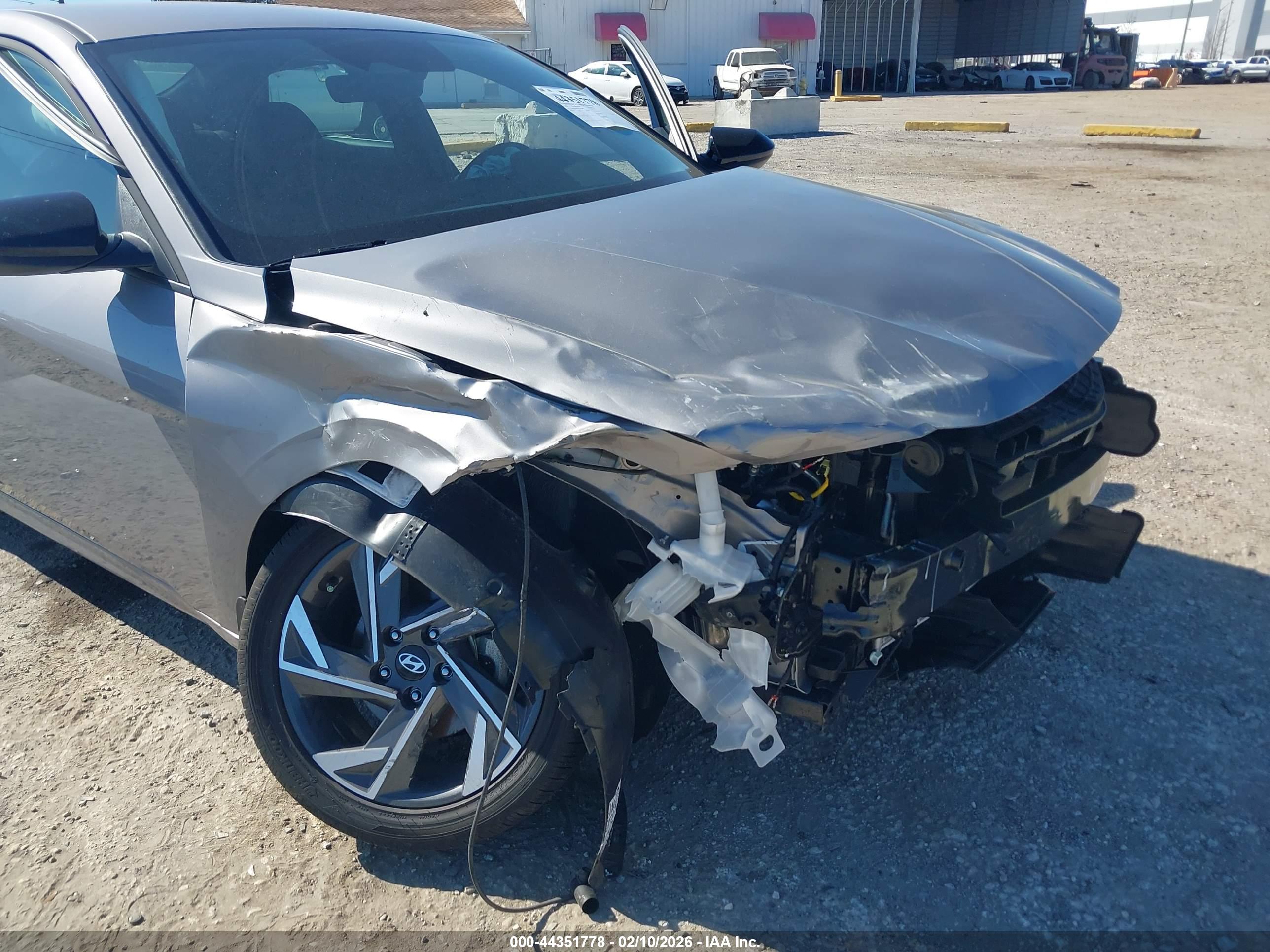 HYUNDAI ELANTRA image 6