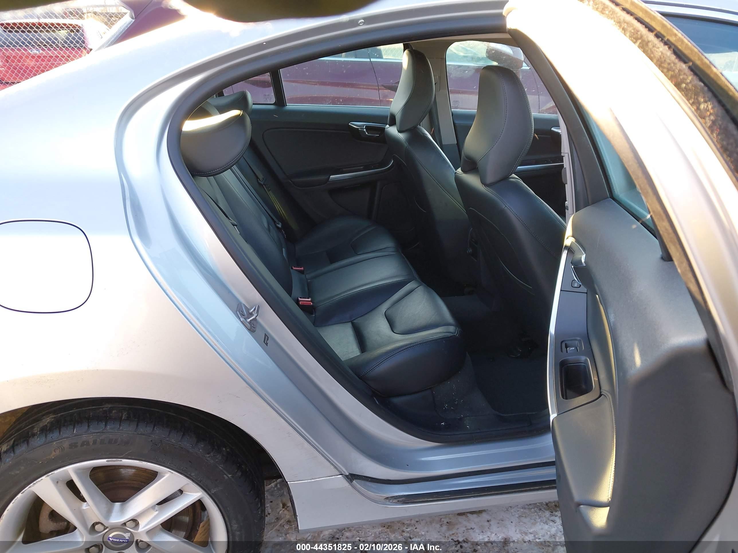 VOLVO S60 image 8