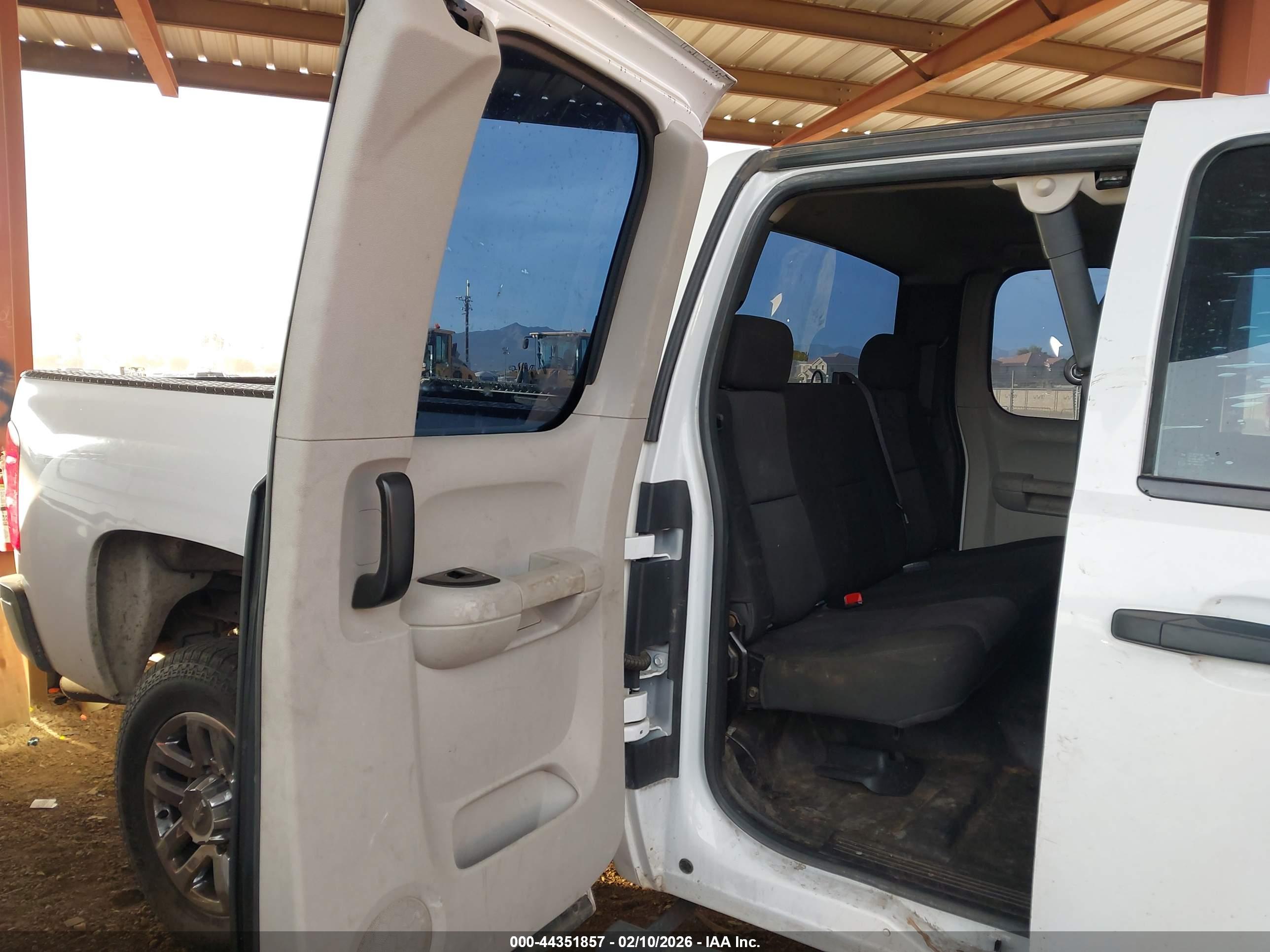 CHEVROLET SILVERADO image 8