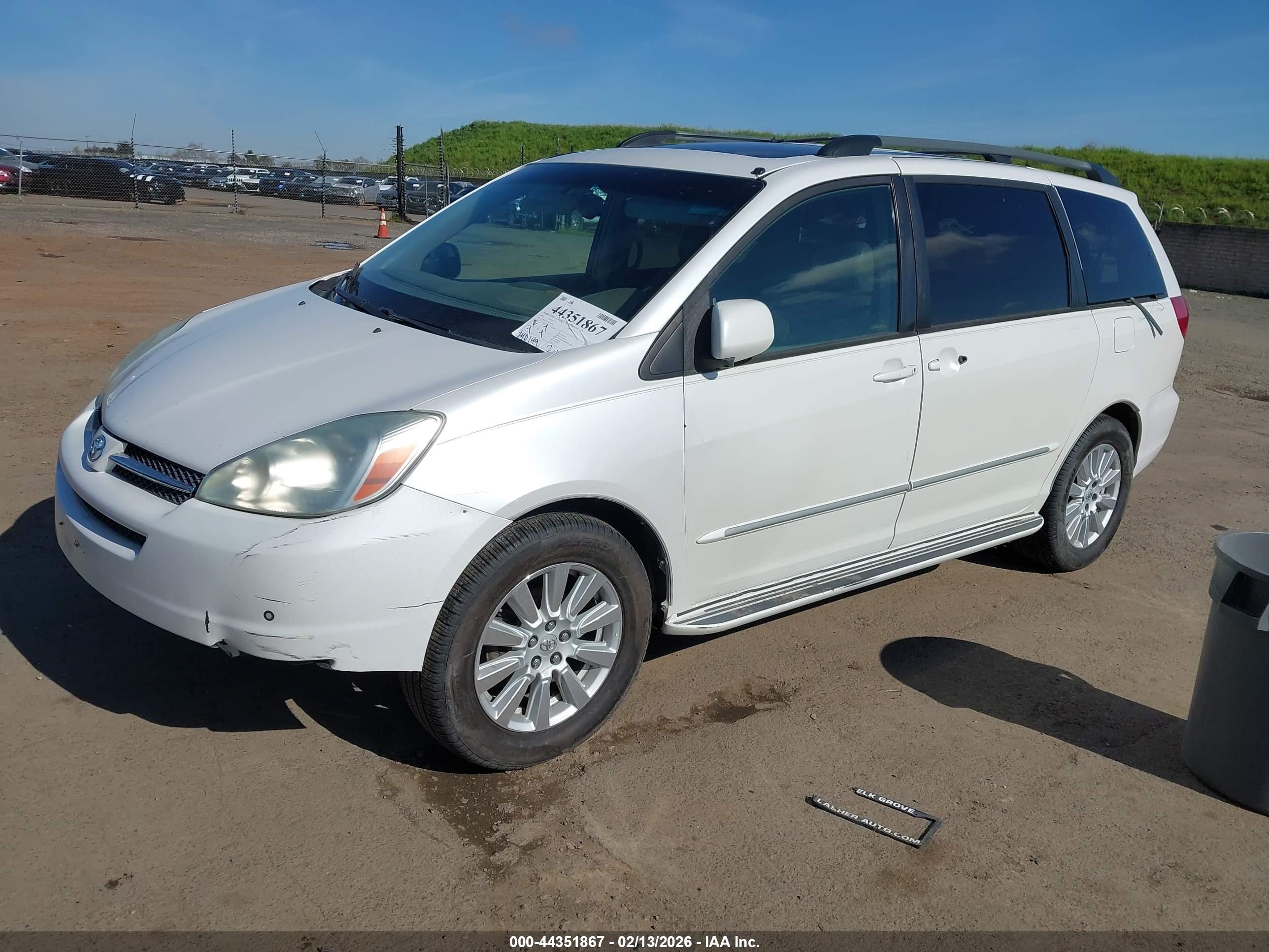 TOYOTA SIENNA image 2