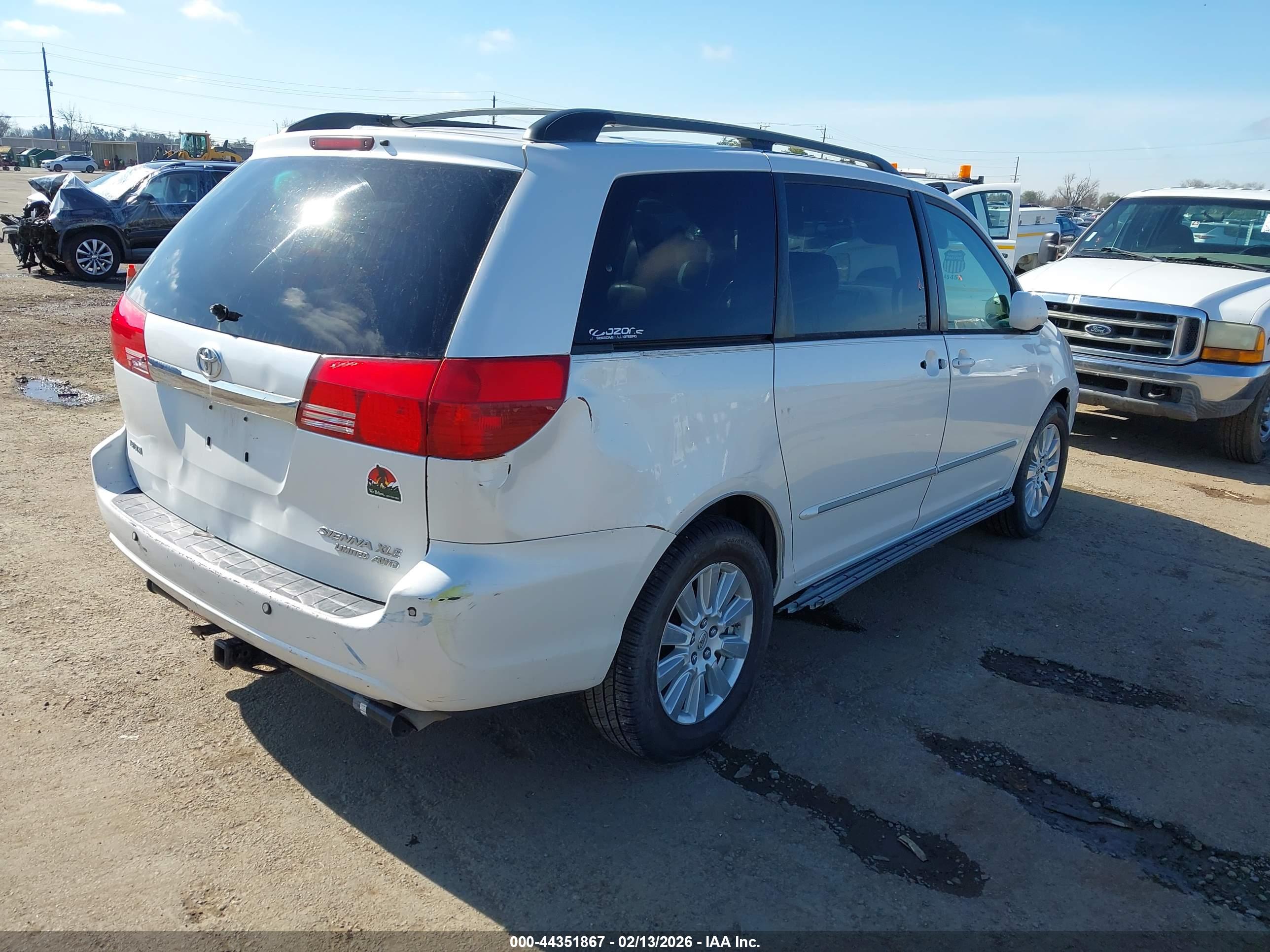 TOYOTA SIENNA image 4