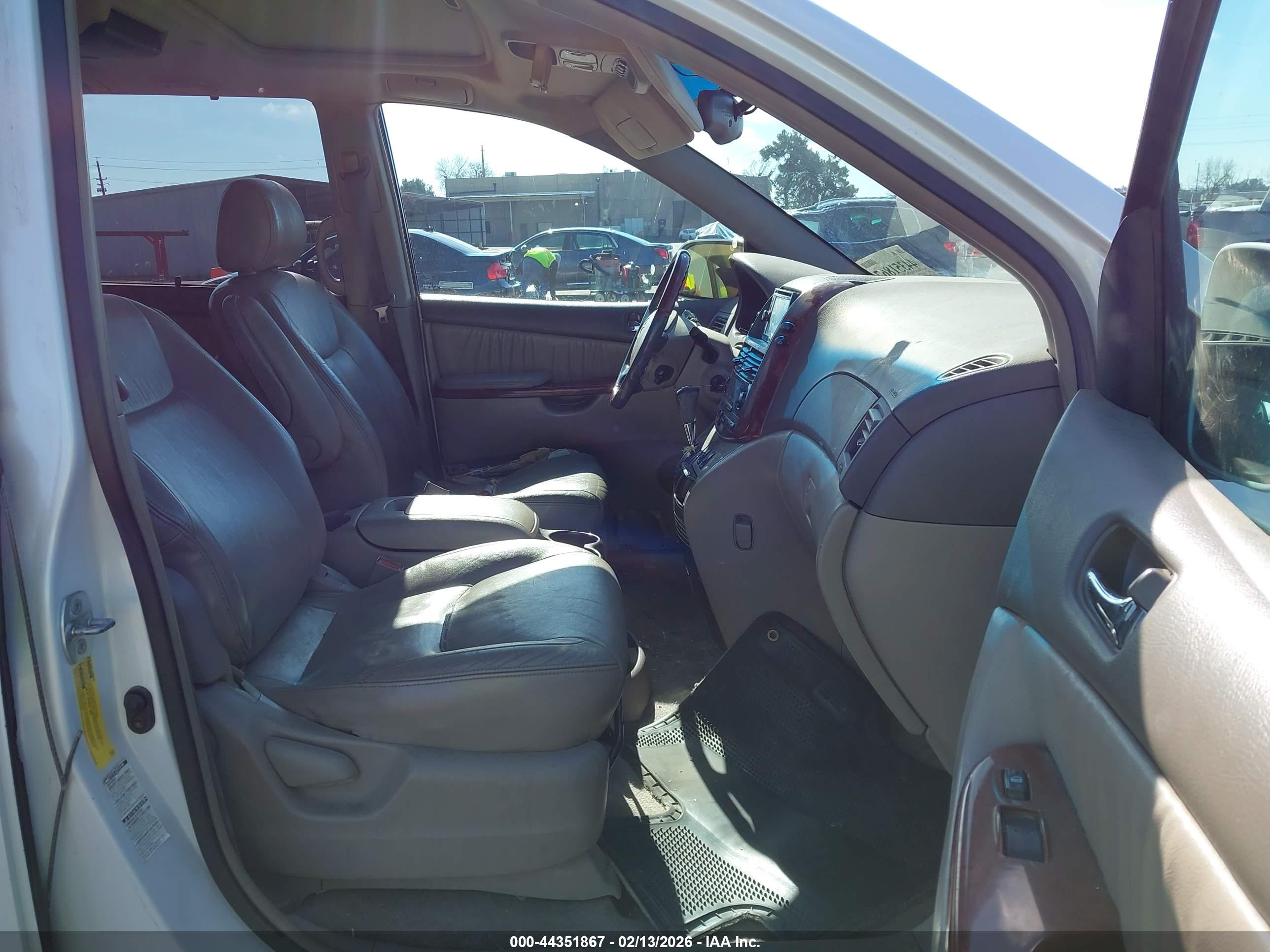 TOYOTA SIENNA image 5