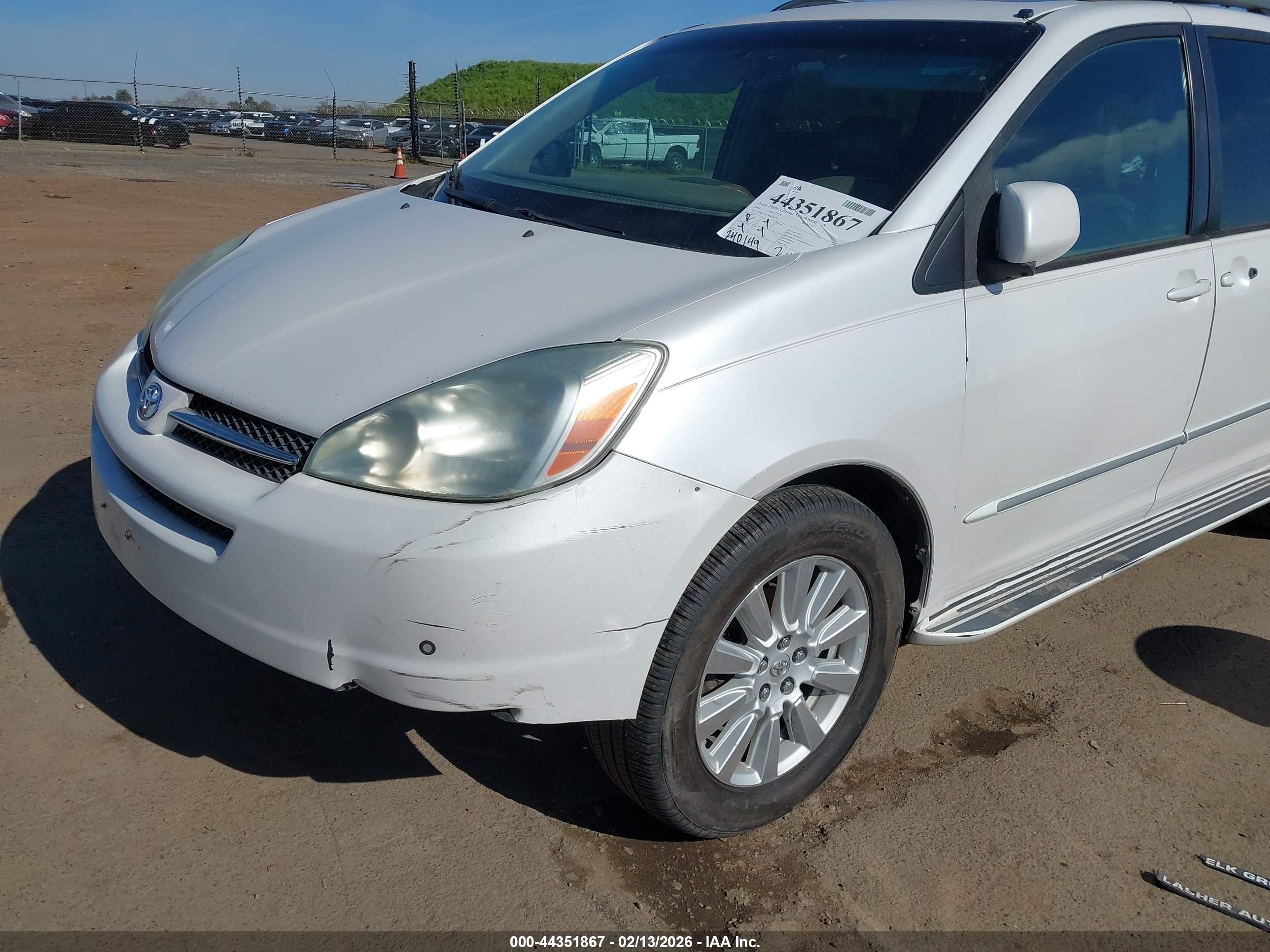 TOYOTA SIENNA image 6