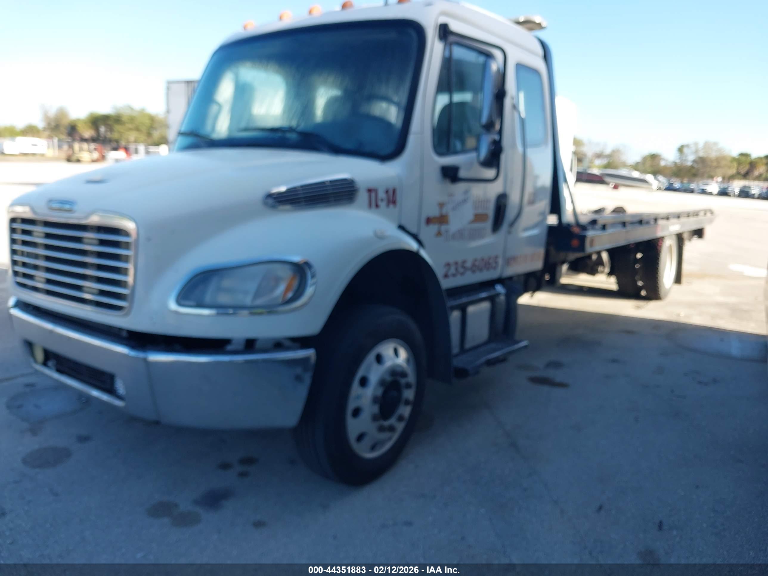 FREIGHTLINER M2 image 2