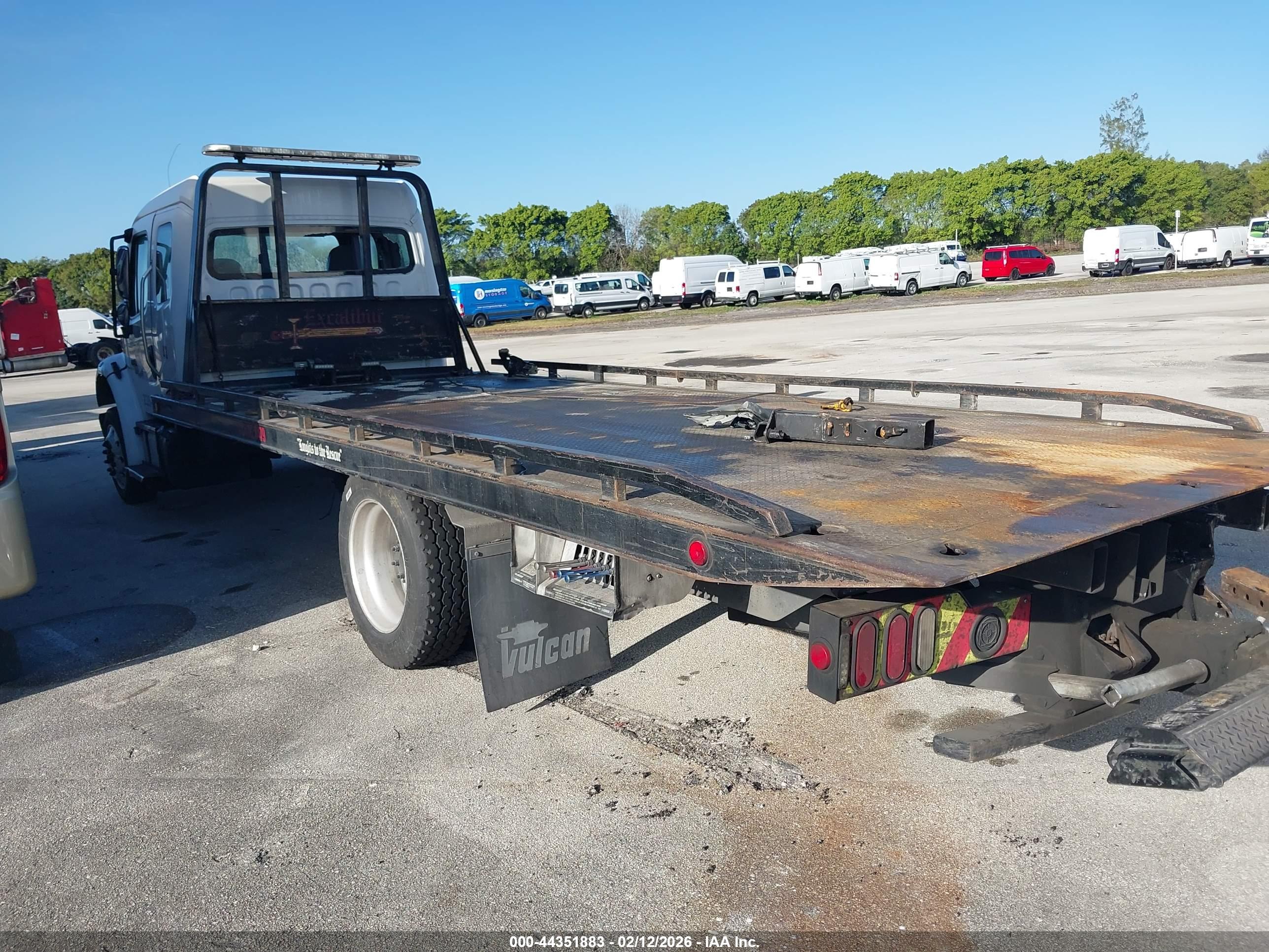 FREIGHTLINER M2 image 3