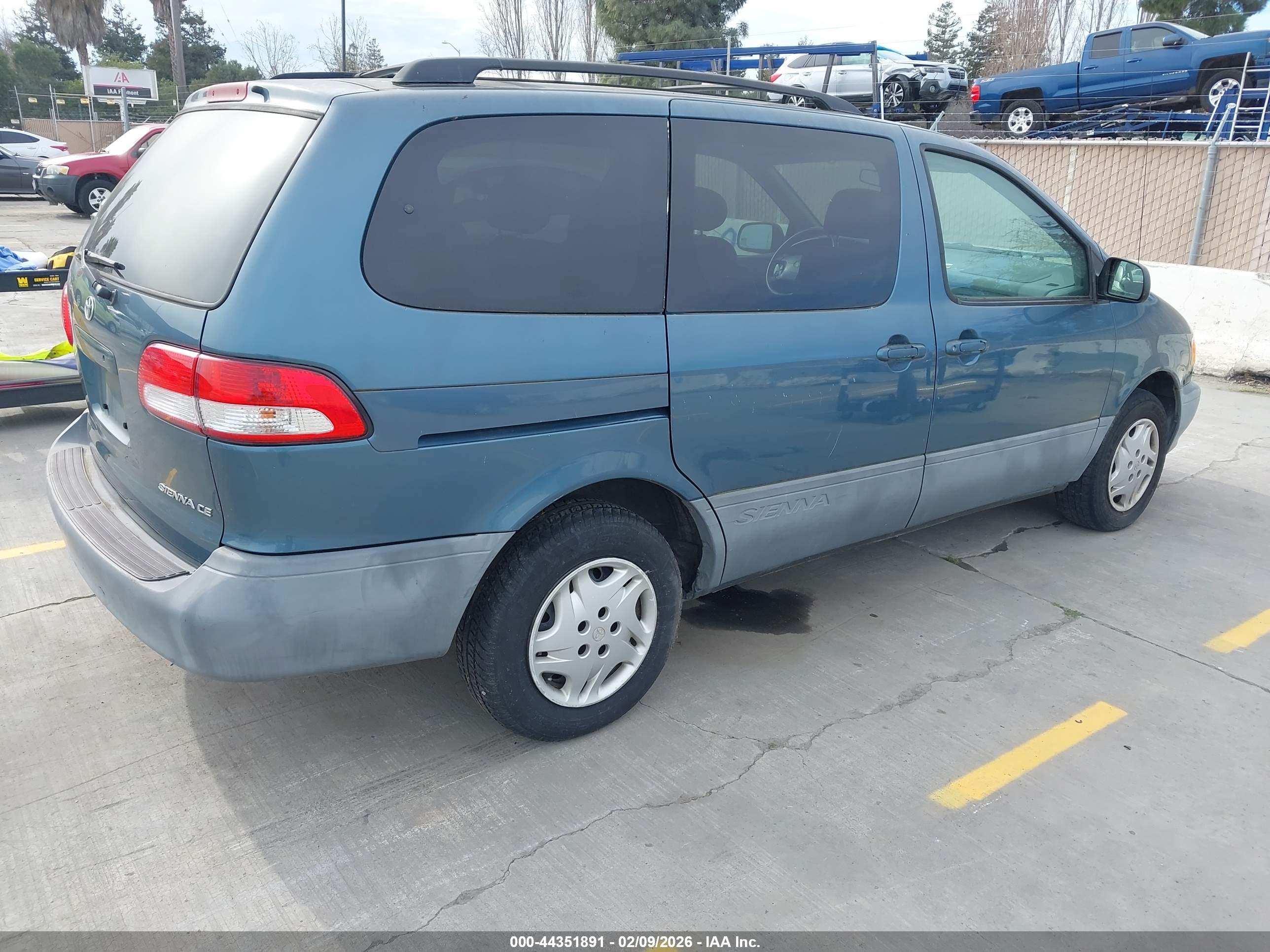 TOYOTA SIENNA image 4