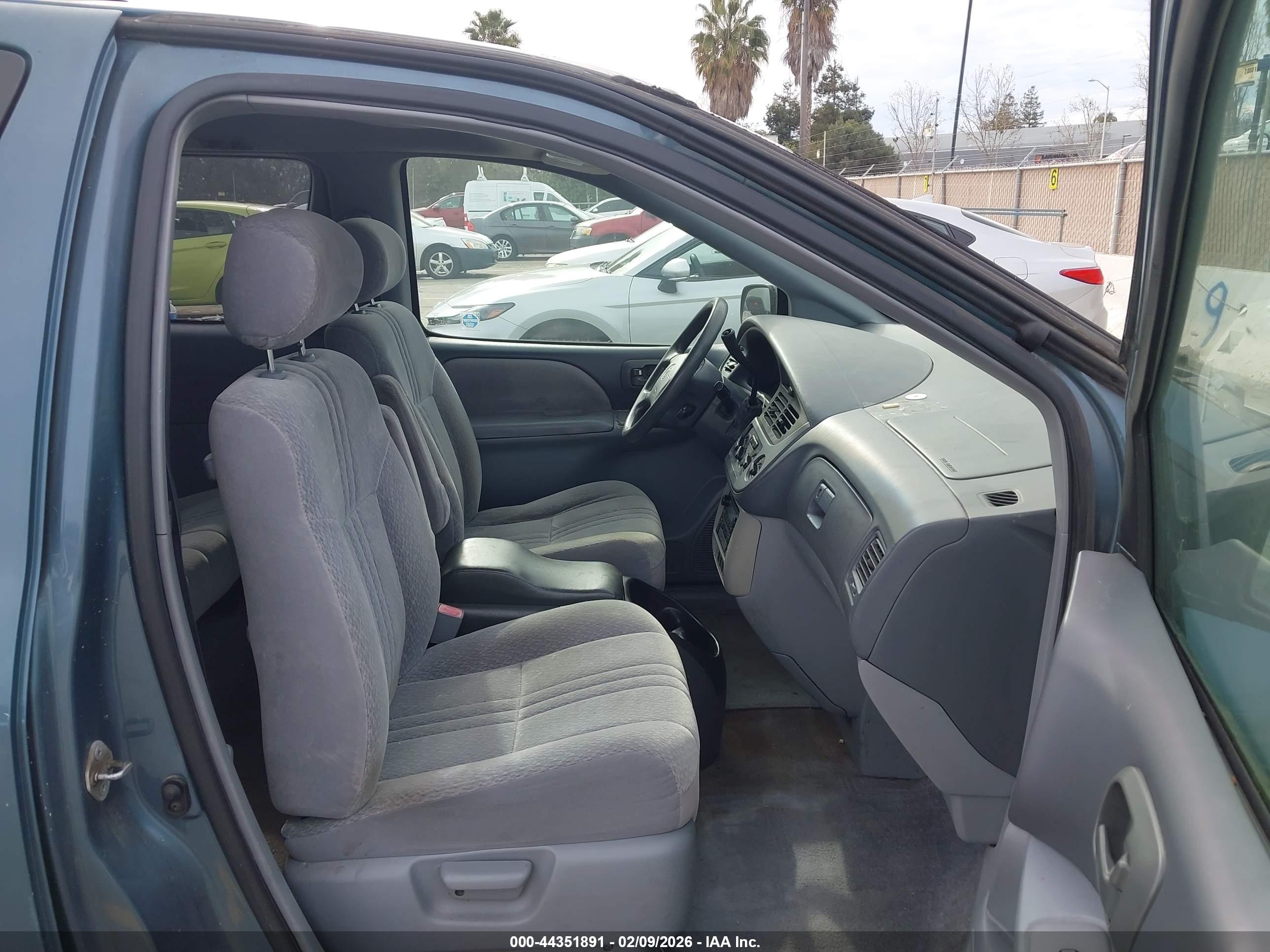 TOYOTA SIENNA image 5