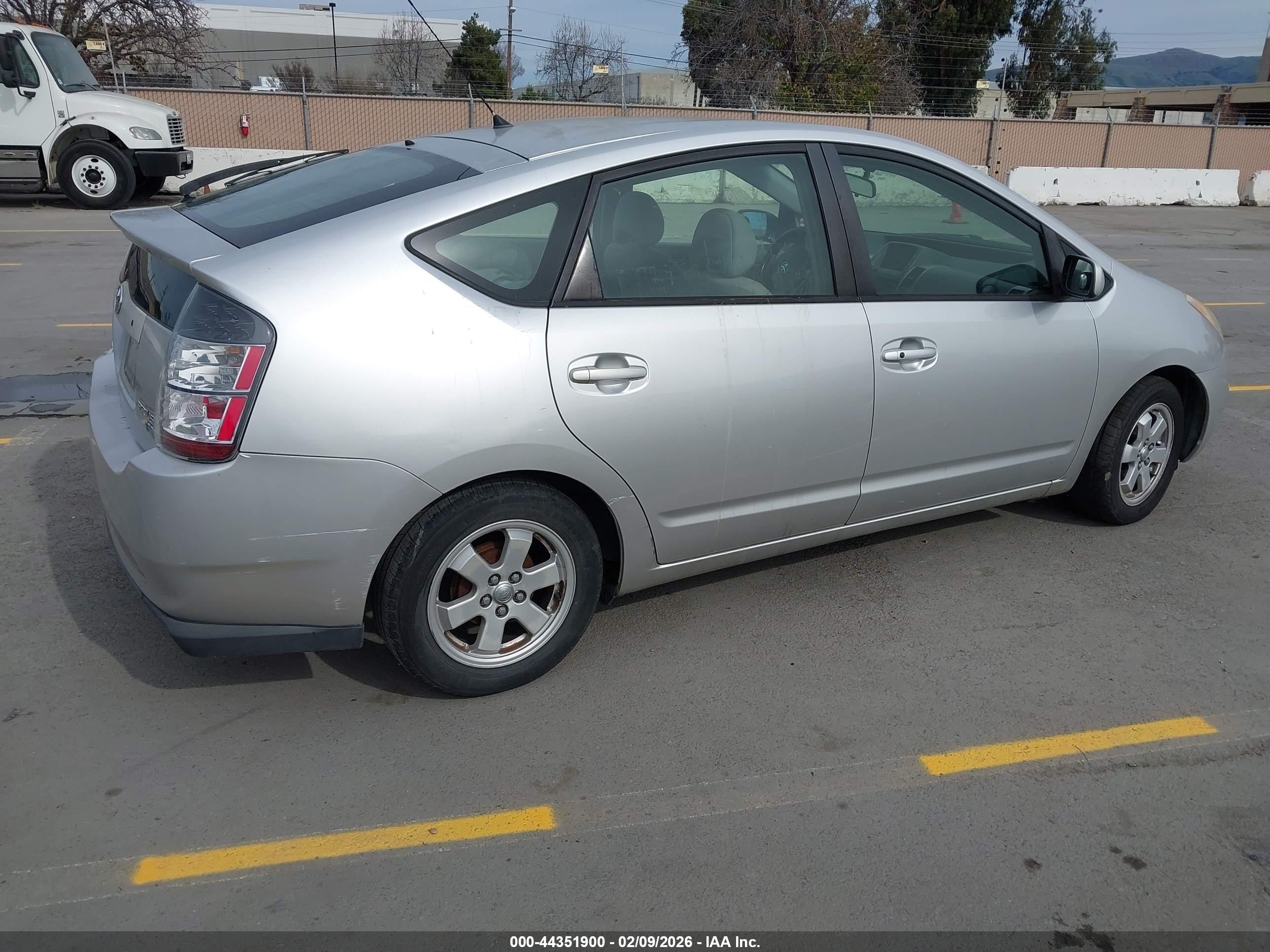 TOYOTA PRIUS image 4