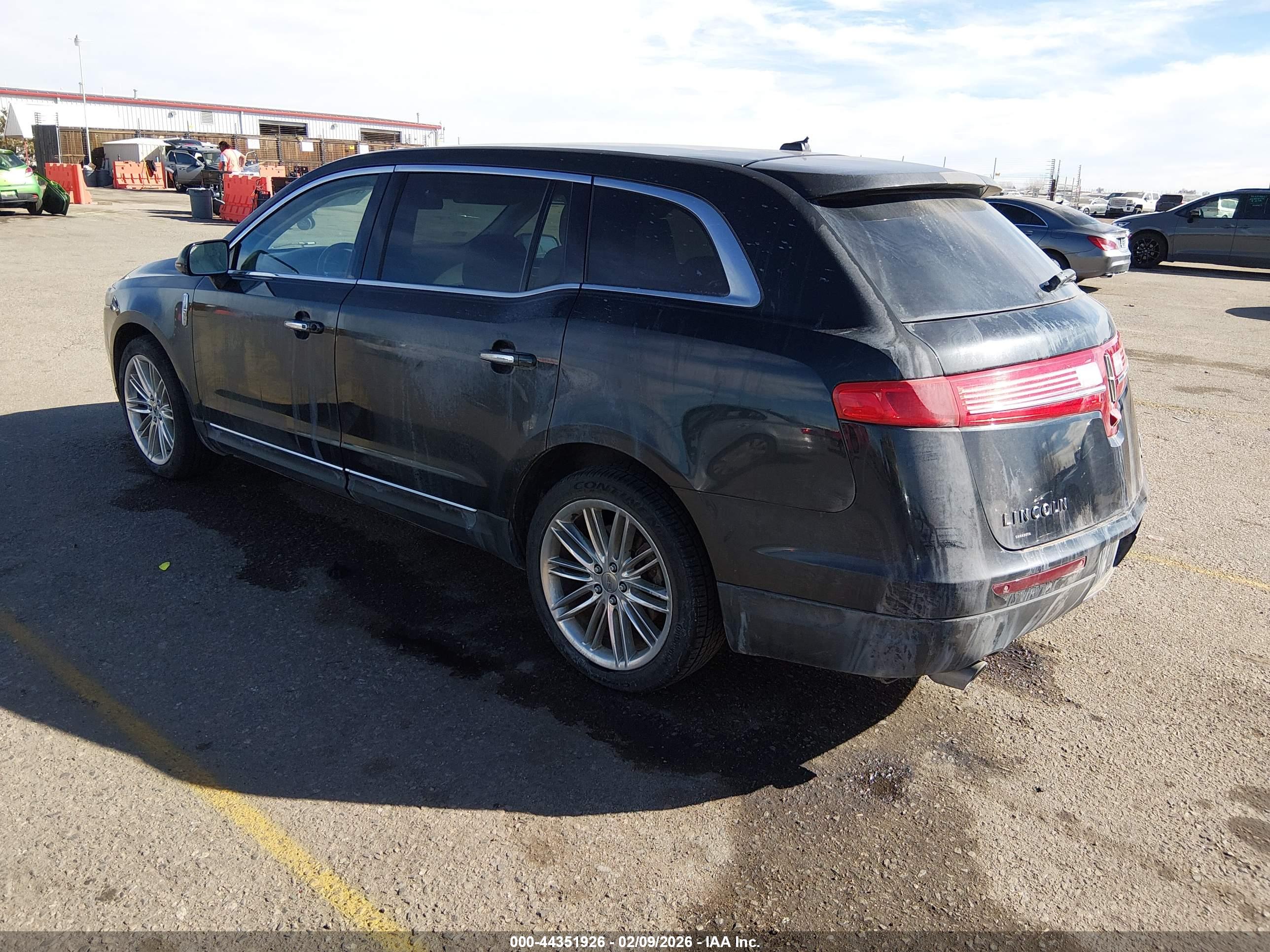 LINCOLN MKT image 3