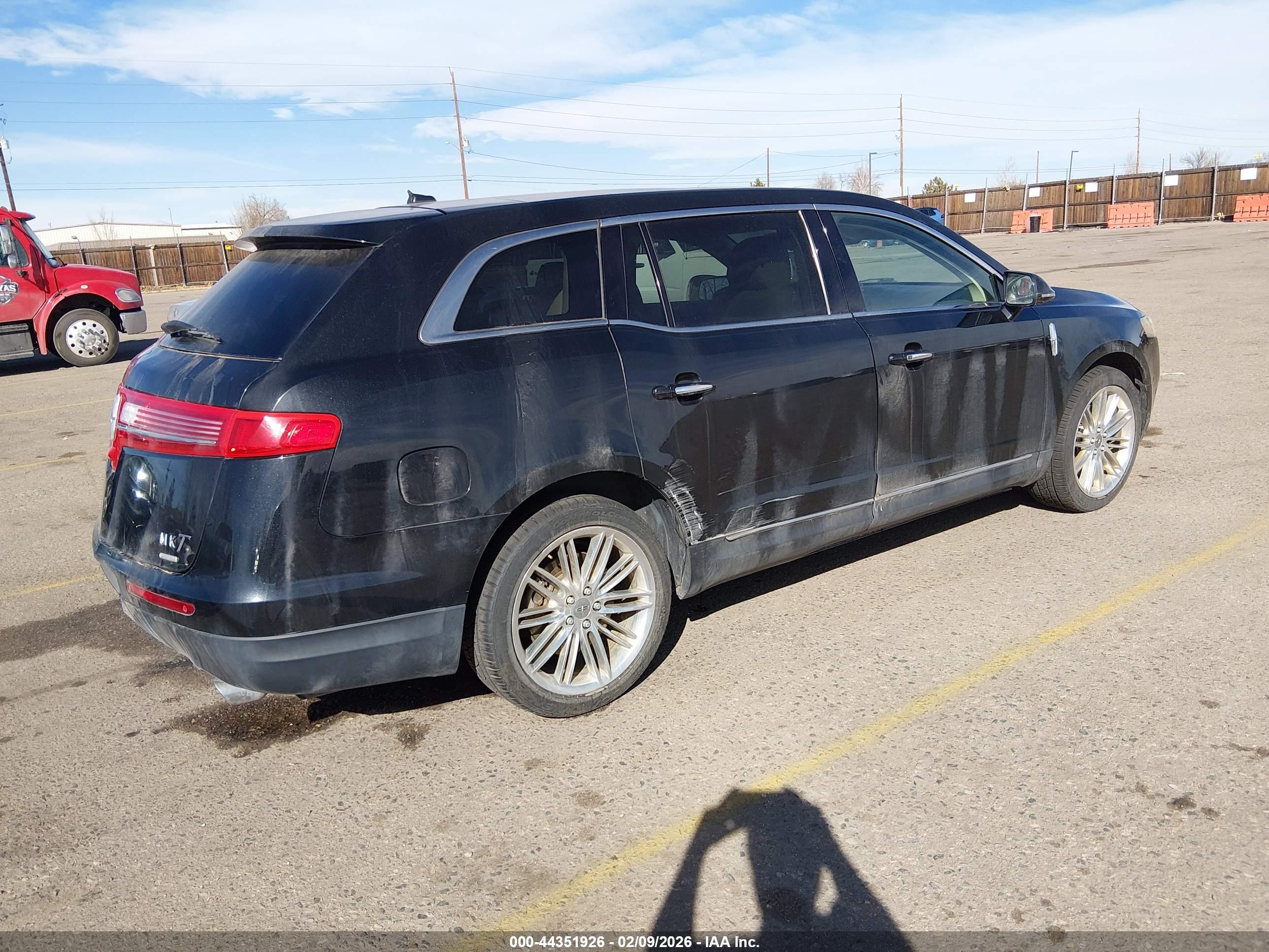 LINCOLN MKT image 4