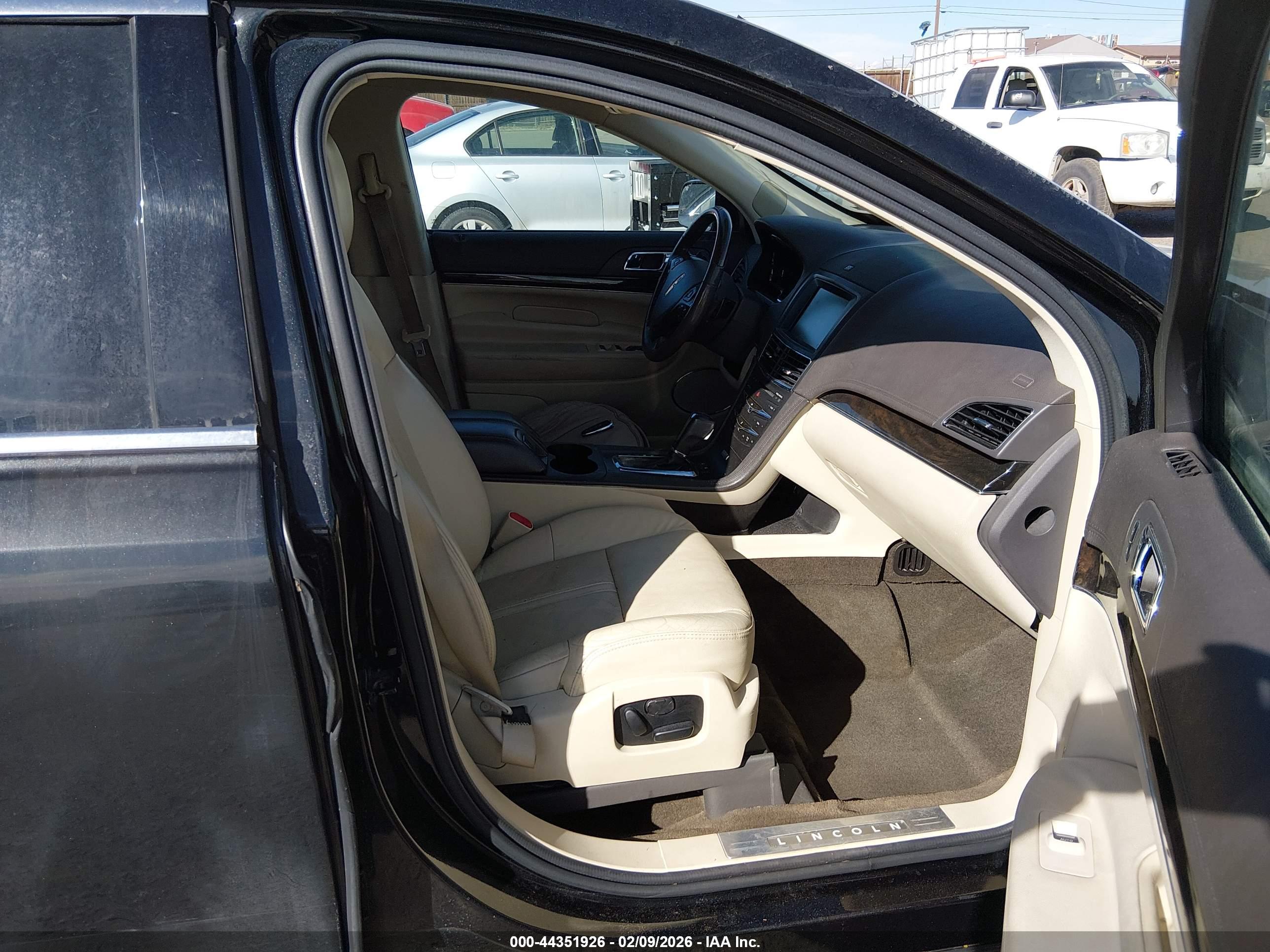 LINCOLN MKT image 5