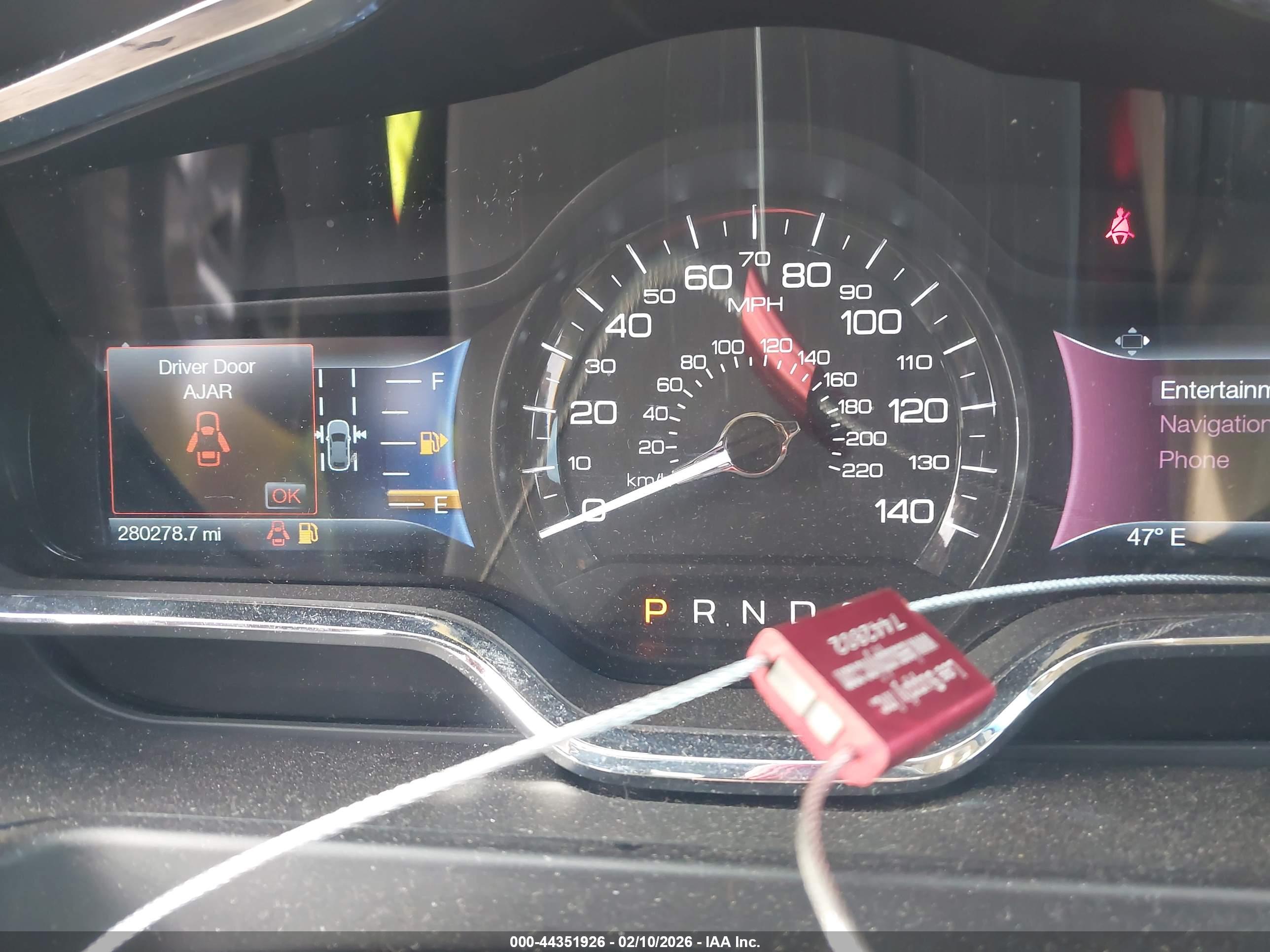 LINCOLN MKT image 7