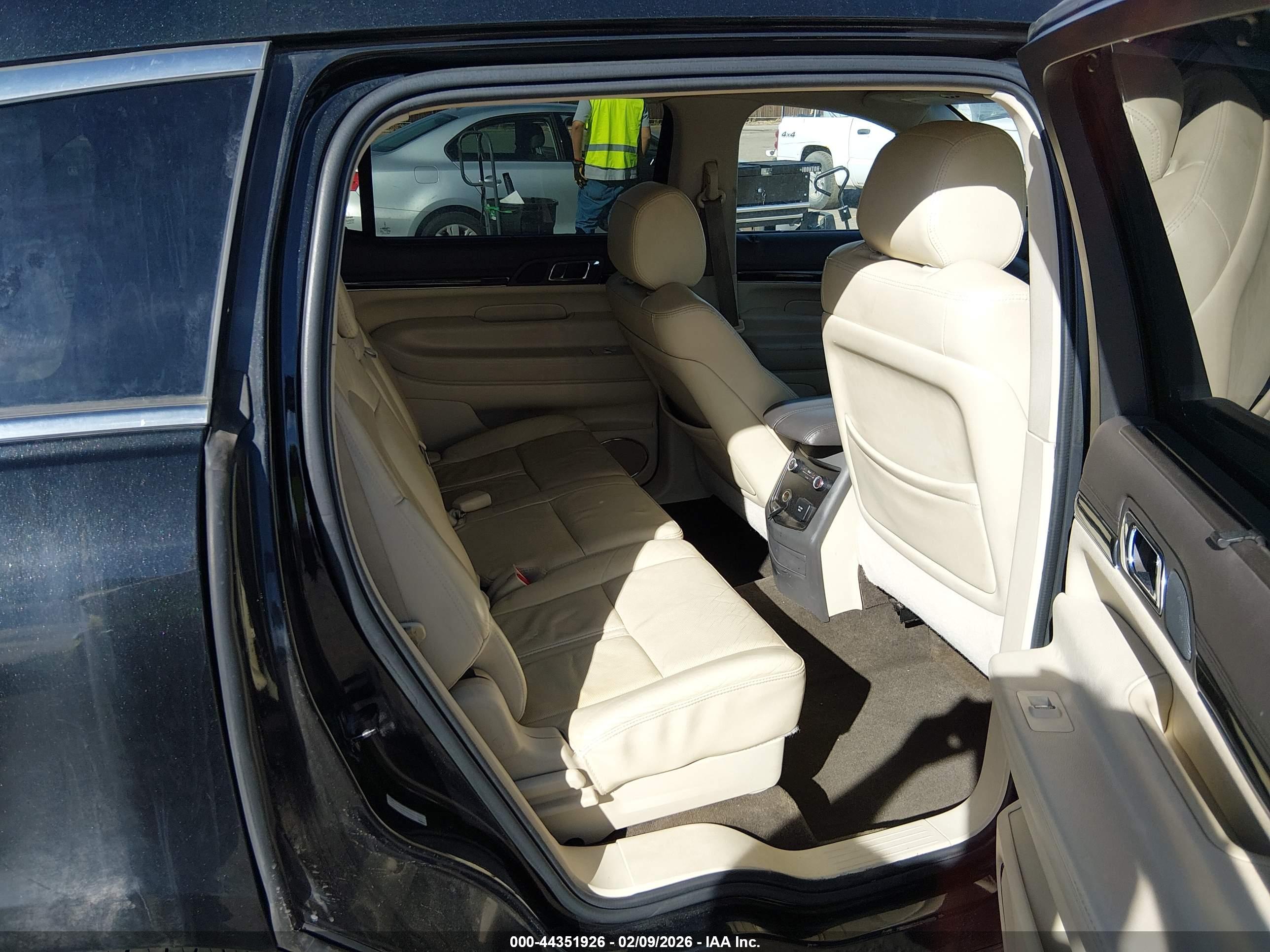 LINCOLN MKT image 8